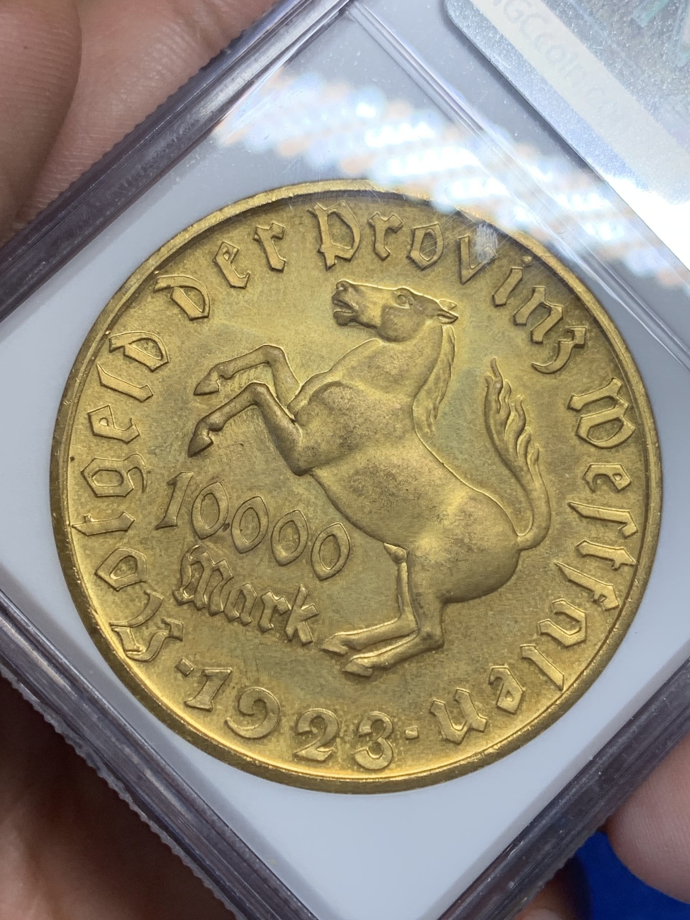 《竞宝斋》第205场-周日，周一 2场 (全场包邮) NGC MS64 德国1923年威斯特法伦10000马克大马币，高分金光，镀金完整