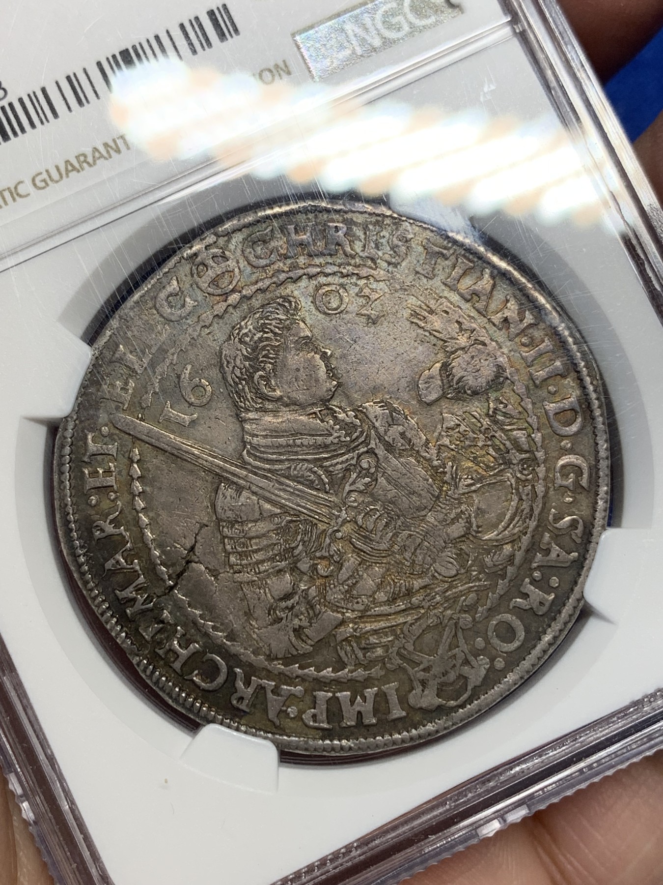 《竞宝斋》第205场-周日，周一 2场 (全场包邮) NGC AU50德国萨克森1602年三兄弟武士剑老泰勒 银币 深彩包浆细节非常好