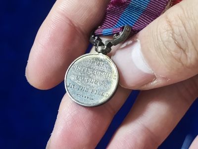 世界精品徽章拍卖-节后首场 稀有英国老迷你章联排，100多年前的作品，做工优良，其中两枚为银制，第一枚是一枚稀有的优异服役战功章