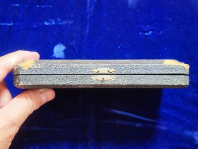 世界精品徽章拍卖-节后首场 原品二战小日子纪念大铜章，原盒，章的品相很好，盒子品相一般，这两个章分别刻画了海军及陆军的形象，分别代表了淞沪和七七，该拍品原购自7788，详见最后两张图片