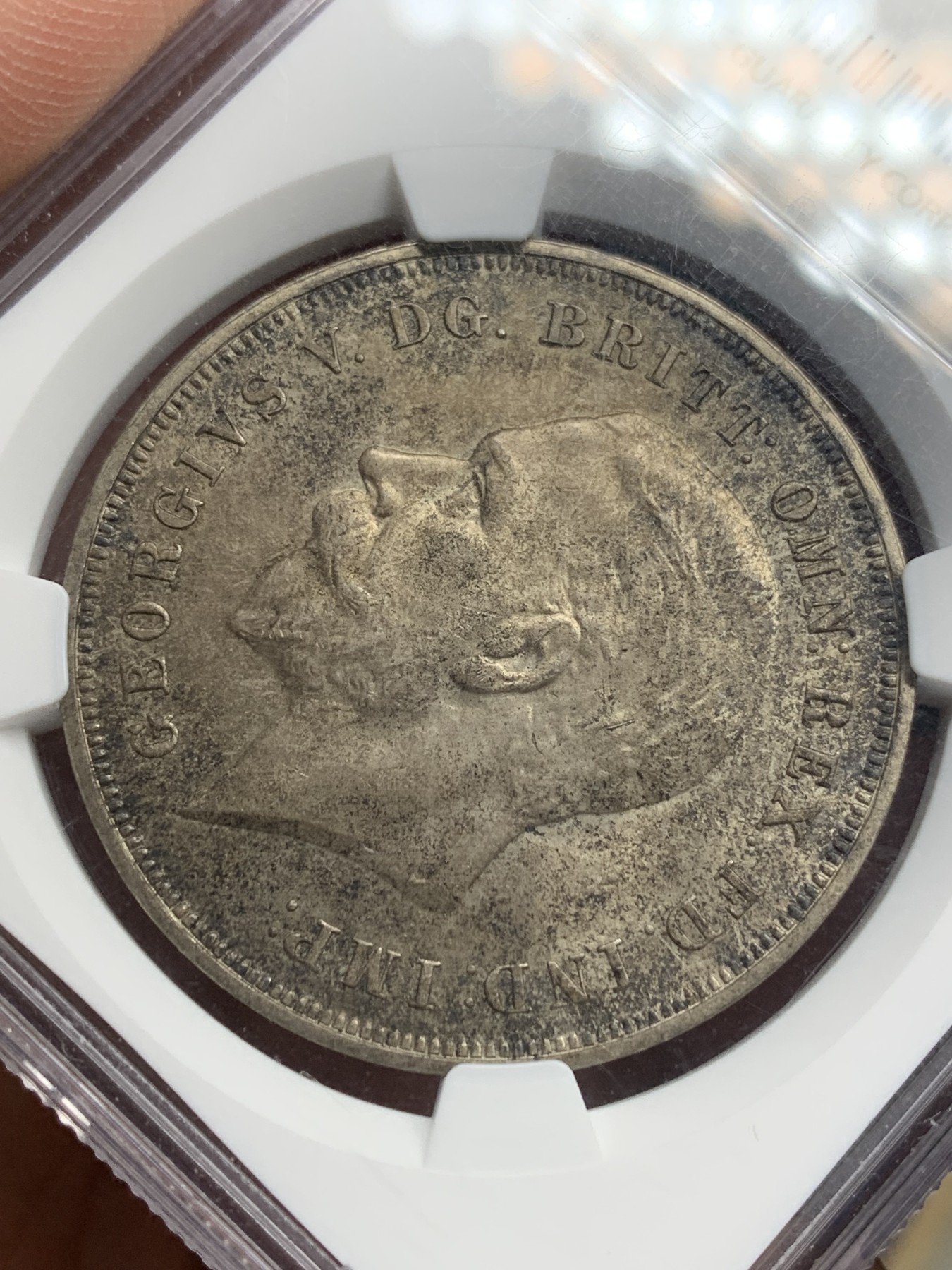 《竞宝斋》第205场-周日，周一 2场 (全场包邮) NGC-MS63 英国1935年乔治五世克朗大银币 黑包浆 底板带银霜光，背面马剑细节清晰可见，带边铭刻字纪年版