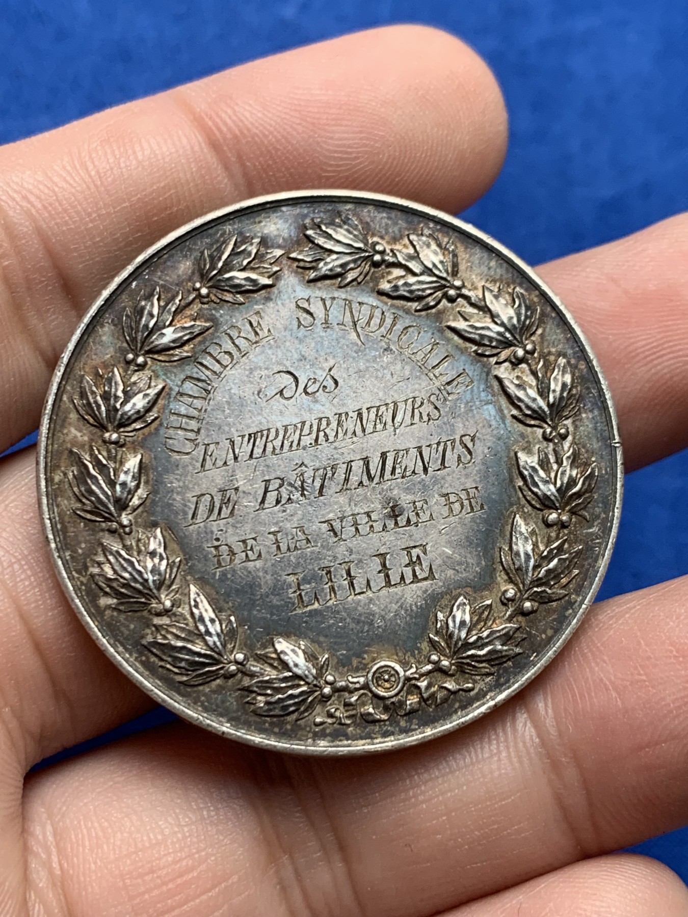 《竞宝斋》第205场-周日，周一 2场 (全场包邮) 1887年法国里尔市商会圆形银章，37.8克，41.2mm 号角边铭，少见双面刻字银章，花环为高浮雕