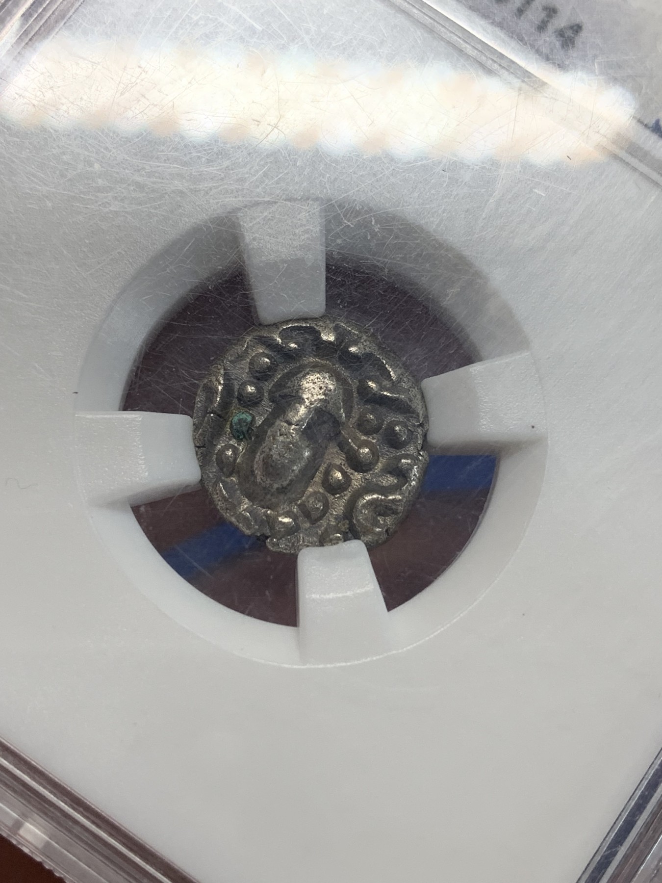 《竞宝斋》第205场-周日，周一 2场 (全场包邮) 公元11世纪 印度古吉拉特查拉健王朝 加底亚派沙1德拉克马银币 两面深打内容居中 正圆厚实老包浆原始状态实属难得