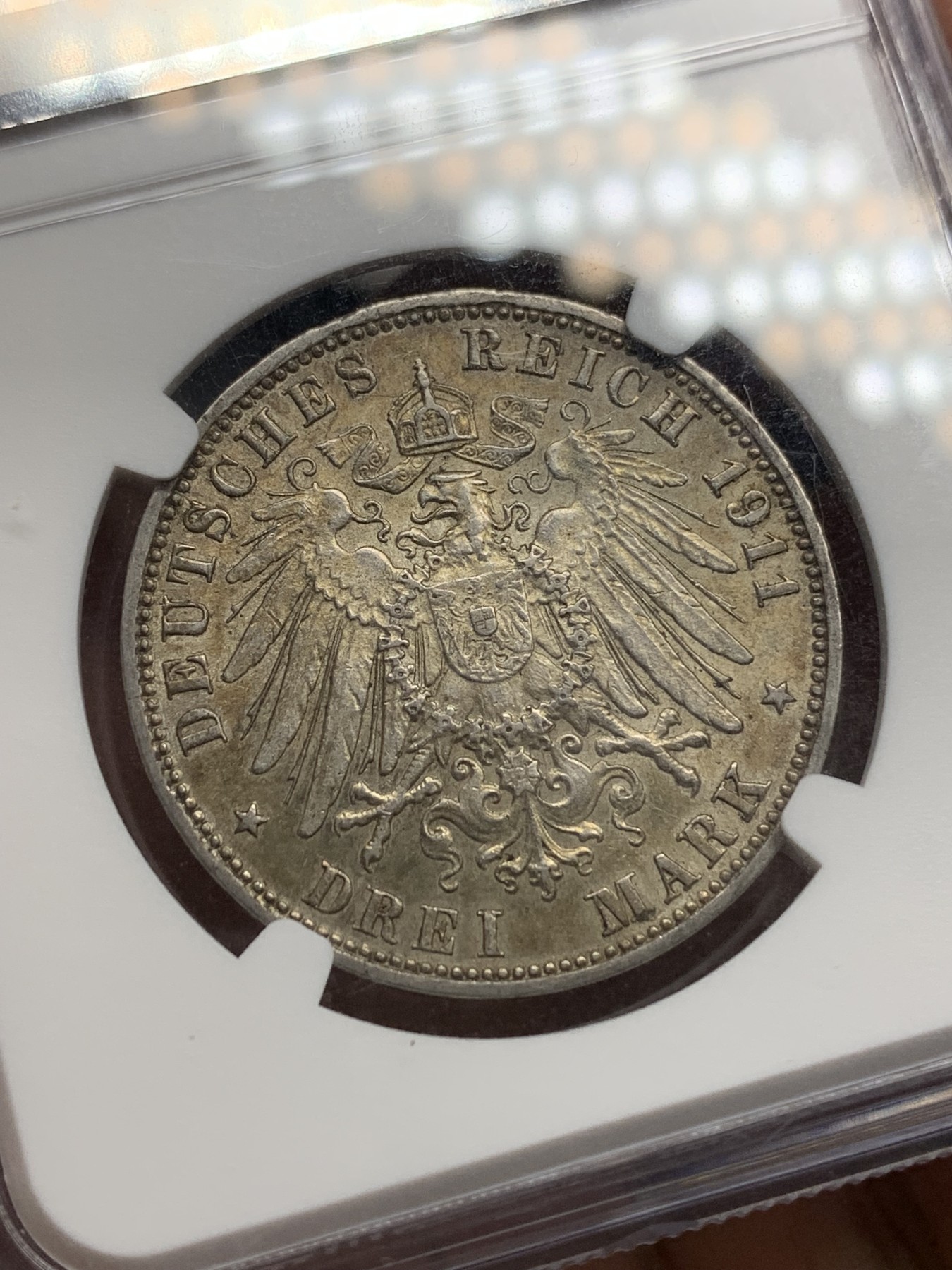 《竞宝斋》第205场-周日，周一 2场 (全场包邮) NGC- MS62 德国1911年汉堡自由市3马克银币，图案精美，纹饰优雅，历史价值浓郁。原汁原味金黄色百年老包浆，非常漂亮，获得更高的评分数量才54枚，高分不多。