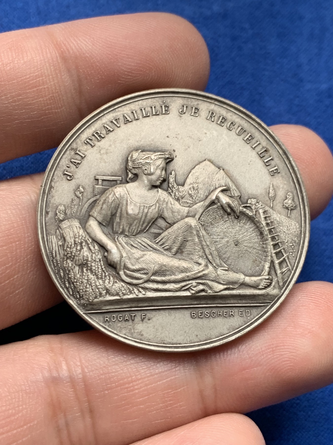 《竞宝斋》第205场-周日，周一 2场 (全场包邮) 法国美女务农休息银章 场景细节丰富 40mm 30g 边铭丰饶角银标 品相很好（送小方盒）