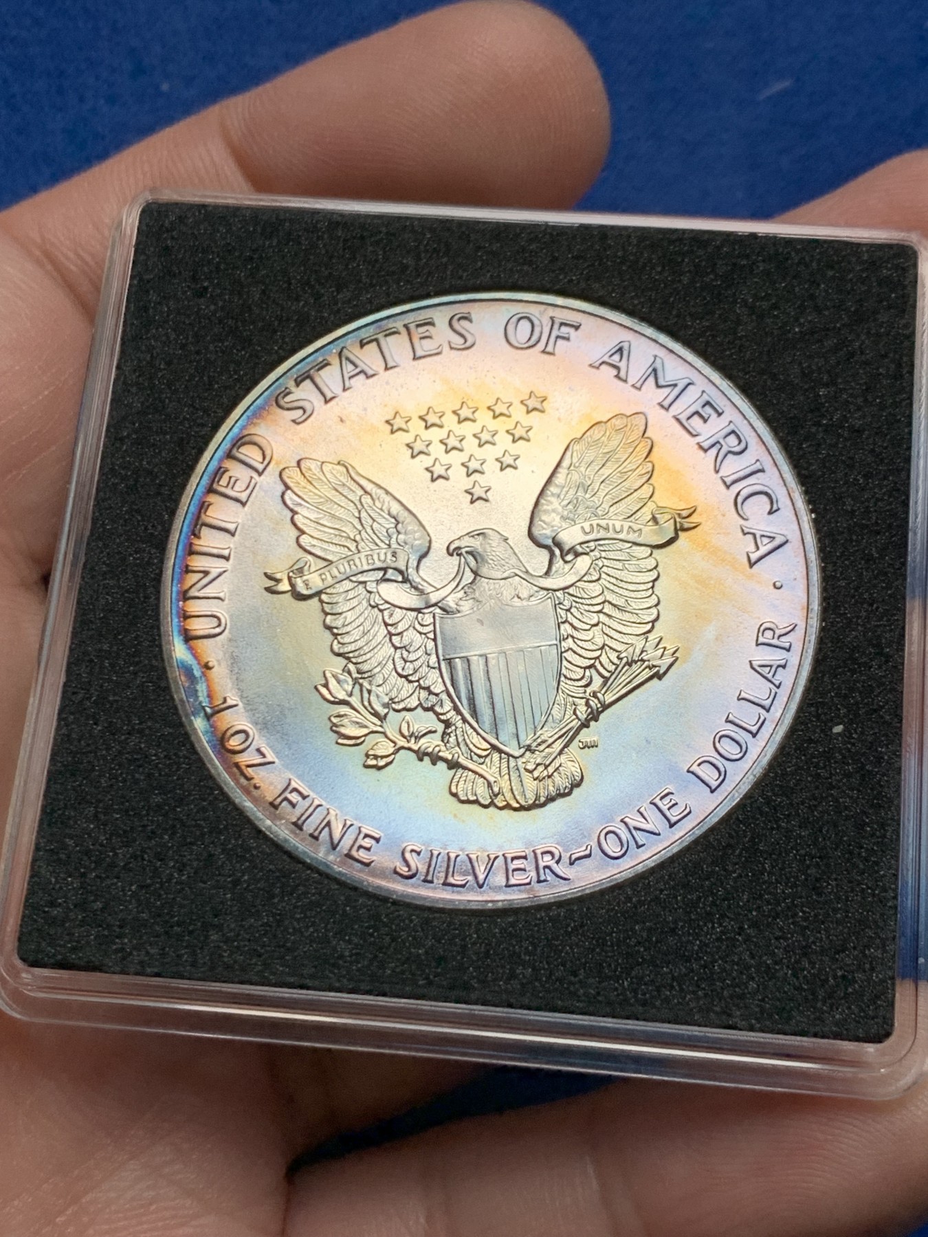 《竞宝斋》第205场-周日，周一 2场 (全场包邮) 1987年美国行走女神1盎司31.1克纯银币 背面绝美紫金环彩 无划痕 无斑点 品相无可挑剔