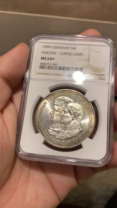 《竞宝斋》第205场-周日，周一 2场 (全场包邮) NGC-MS64+  德国1909年萨克森-莱比锡大学500年纪念币 5马克银币 镜面底板 周围环彩 车轮光明显