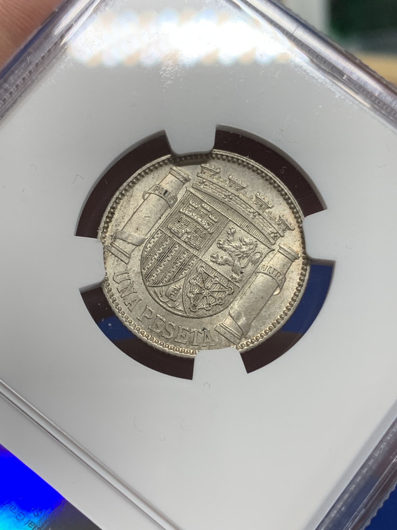 《竞宝斋》第205场-周日，周一 2场 (全场包邮) NGC-MS62 西班牙 1933年 内战版 1比塞塔拿花银币