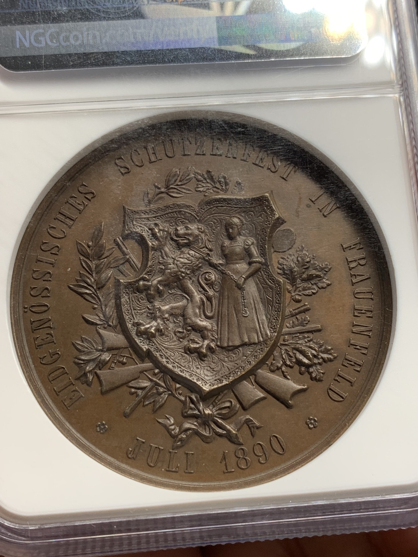 《竞宝斋》第205场-周日，周一 2场 (全场包邮) NGC MS63 1890年瑞士弗劳恩菲尔德射击节 美女与野兽高浮雕铜章 热门经典 细节极好 加厚盒子
