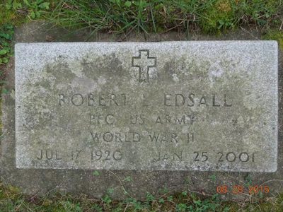 世界精品徽章拍卖-节后首场 《拯救大兵瑞恩》同部队士兵的勋章和第2游骑兵营的介绍书籍，《拯救大兵瑞恩》中汤姆汉克斯扮演的米勒上尉的原型便是当时的C连连长戈兰森上尉，而勋章的主人罗伯特则隶属于当时的A连，他们是在C连之后的第二波登上奥马哈滩头的部队