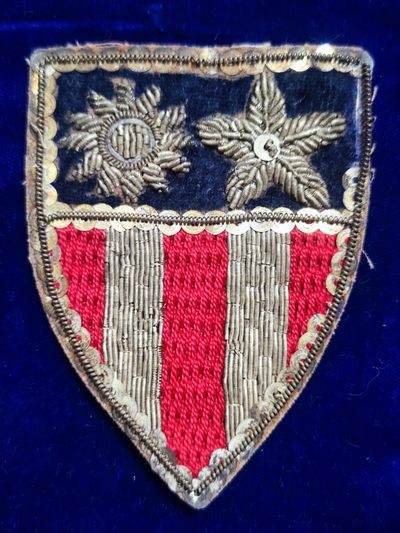 世界精品徽章拍卖-节后首场 精品援华驼峰美军飞行员大全套，二战美国陆航飞行员艾启林少尉的全套勋章军服，其中包括一枚七等云麾勋章及证书，刺绣版血符，两枚银制翼章，三个臂章，带官方刻名的优异飞行十字和航空奖章