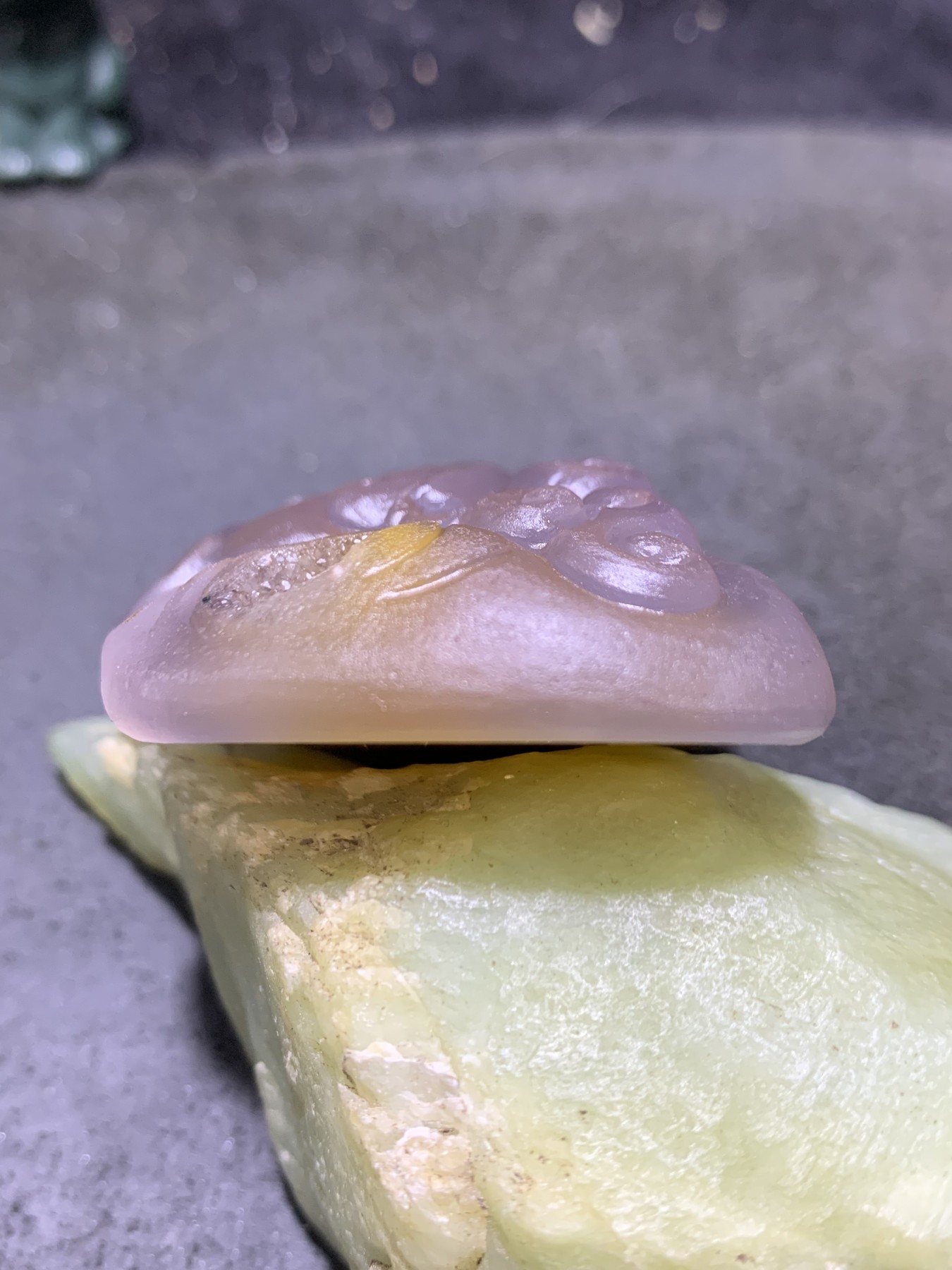 精美亚光蒙料聚财晶洞冰飘糖心料鸡油黄战国红玛瑙手工雕刻龙把件吊坠一个