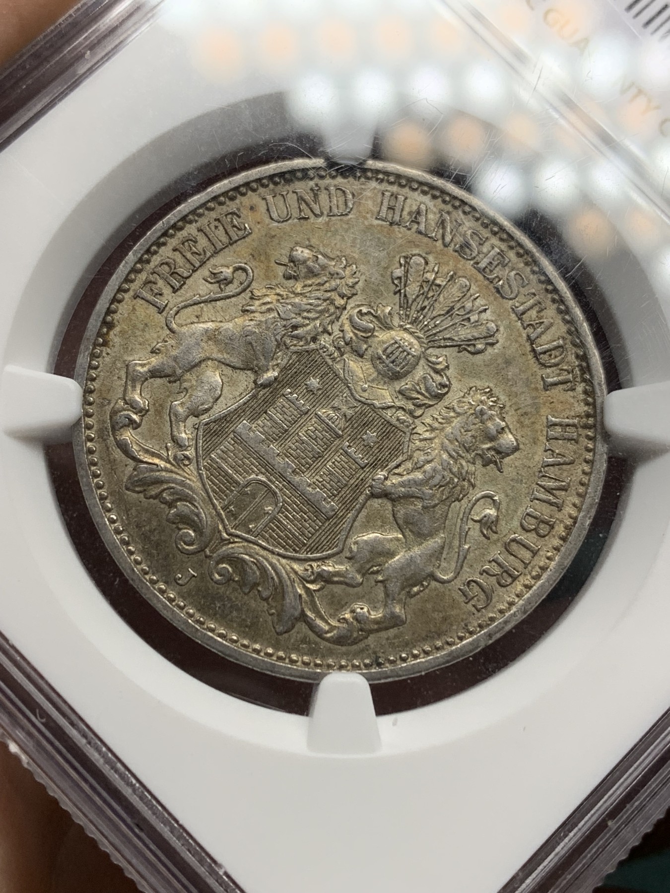 《竞宝斋》第205场-周日，周一 2场 (全场包邮) NGC- MS62 德国1911年汉堡自由市3马克银币，图案精美，纹饰优雅，历史价值浓郁。原汁原味金黄色百年老包浆，非常漂亮，获得更高的评分数量才54枚，高分不多。