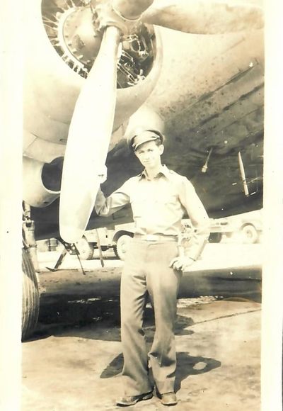 世界精品徽章拍卖-节后首场 精品援华驼峰美军飞行员大全套，二战美国陆航飞行员艾启林少尉的全套勋章军服，其中包括一枚七等云麾勋章及证书，刺绣版血符，两枚银制翼章，三个臂章，带官方刻名的优异飞行十字和航空奖章