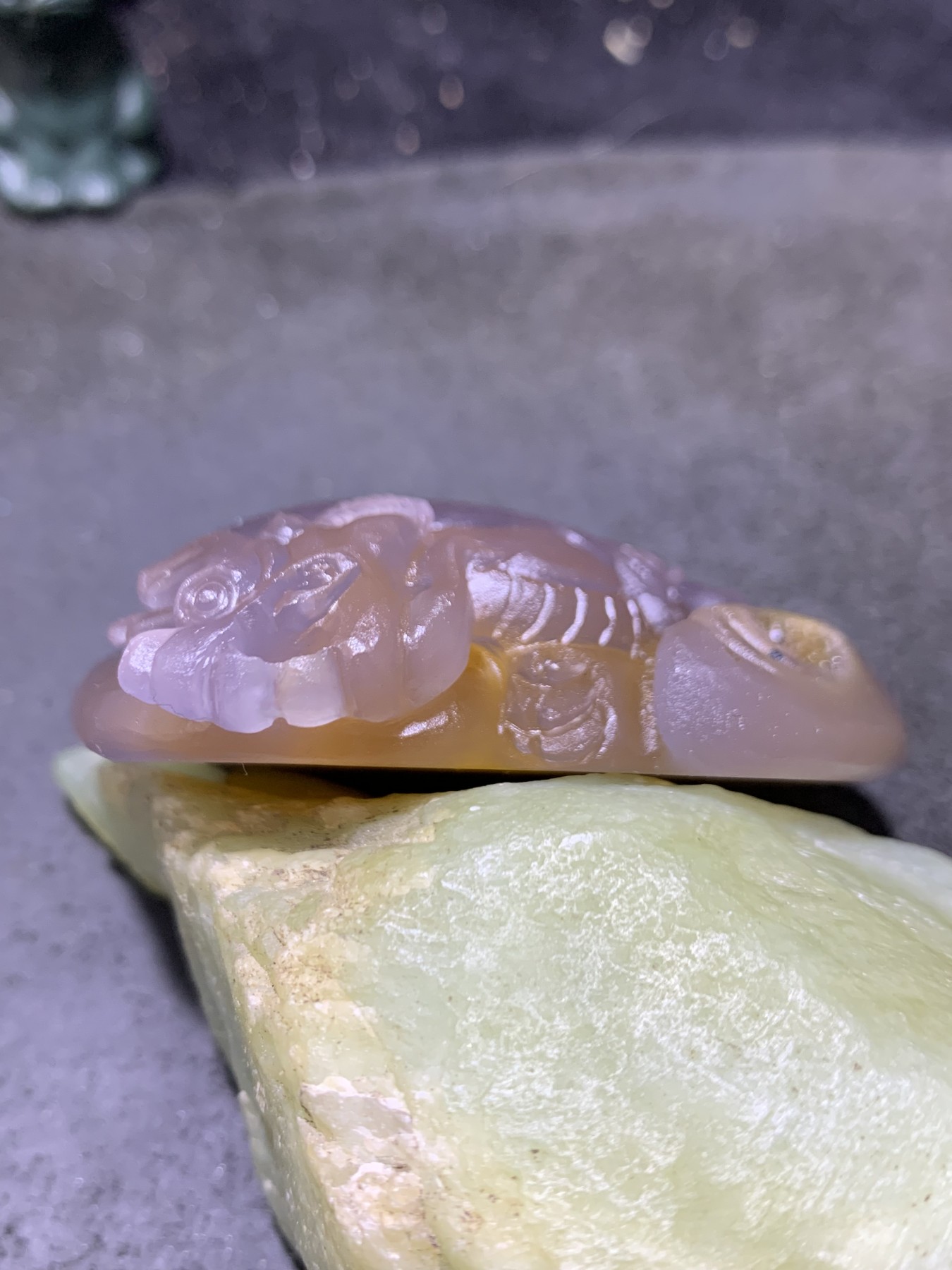 精美亚光蒙料聚财晶洞冰飘糖心料鸡油黄战国红玛瑙手工雕刻龙把件吊坠一个