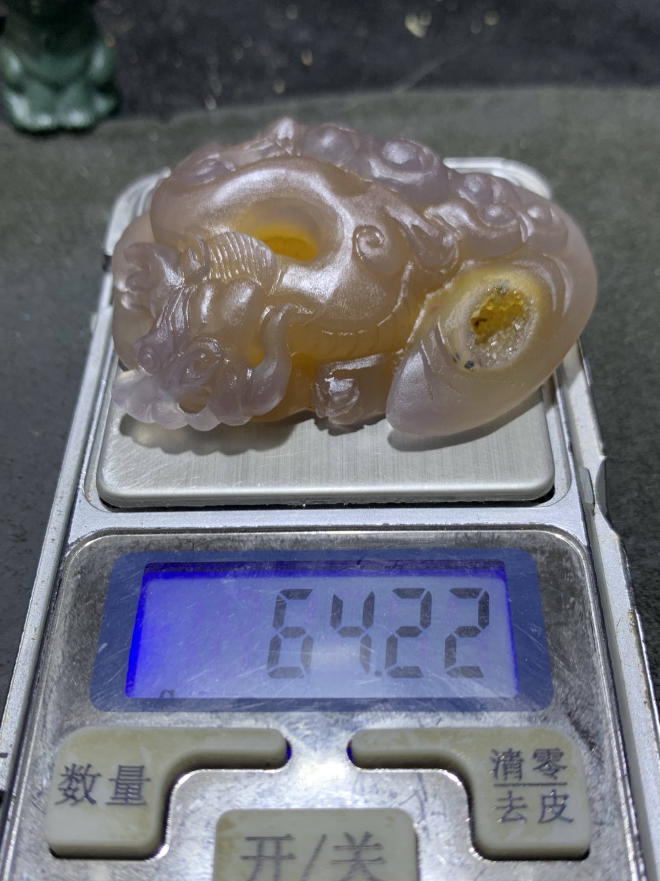 精美亚光蒙料聚财晶洞冰飘糖心料鸡油黄战国红玛瑙手工雕刻龙把件吊坠一个