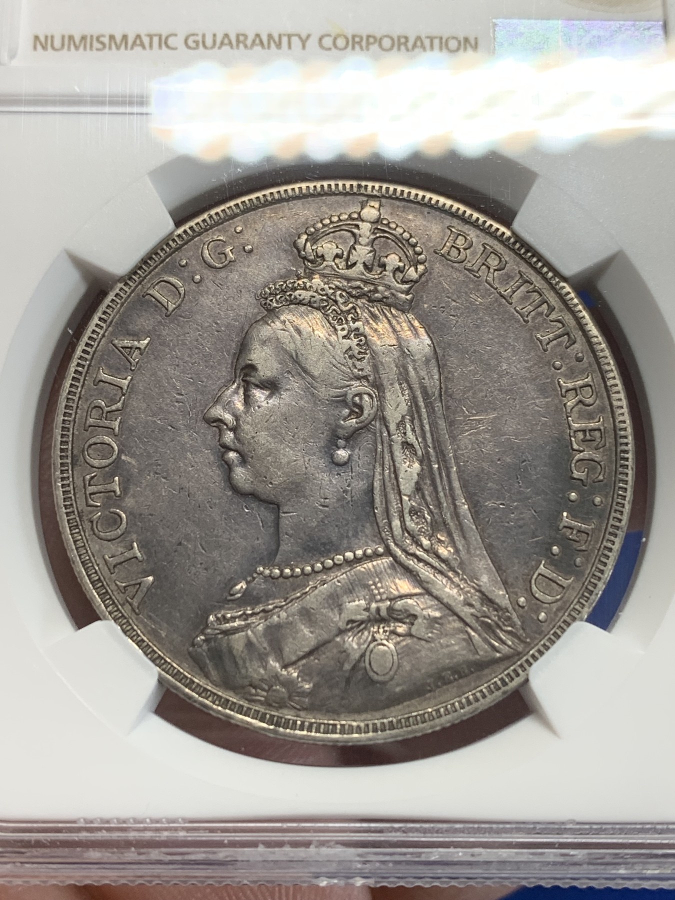 《竞宝斋》第205场-周日，周一 2场 (全场包邮) NGC-XF40 1889年英国维多利亚女王高冠马剑大银币，正反面黑色包浆，轻度磨损