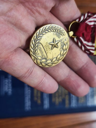 世界精品徽章拍卖-节后首场 《拯救大兵瑞恩》同部队士兵的勋章和第2游骑兵营的介绍书籍，《拯救大兵瑞恩》中汤姆汉克斯扮演的米勒上尉的原型便是当时的C连连长戈兰森上尉，而勋章的主人罗伯特则隶属于当时的A连，他们是在C连之后的第二波登上奥马哈滩头的部队