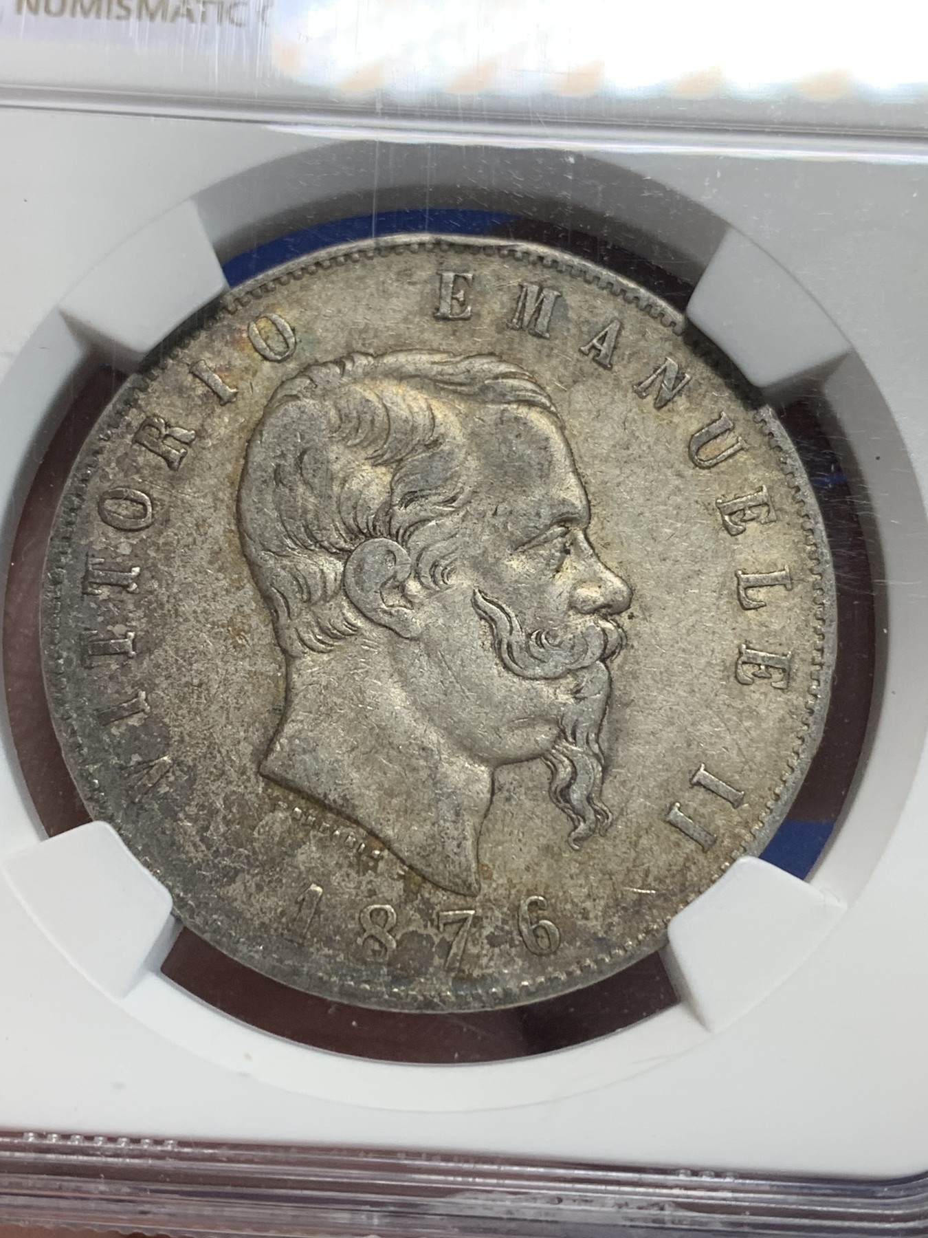 《竞宝斋》第205场-周日，周一 2场 (全场包邮) NGC AU50  意大利1876R伊曼纽尔五里拉银币，细节都在  月牙包浆