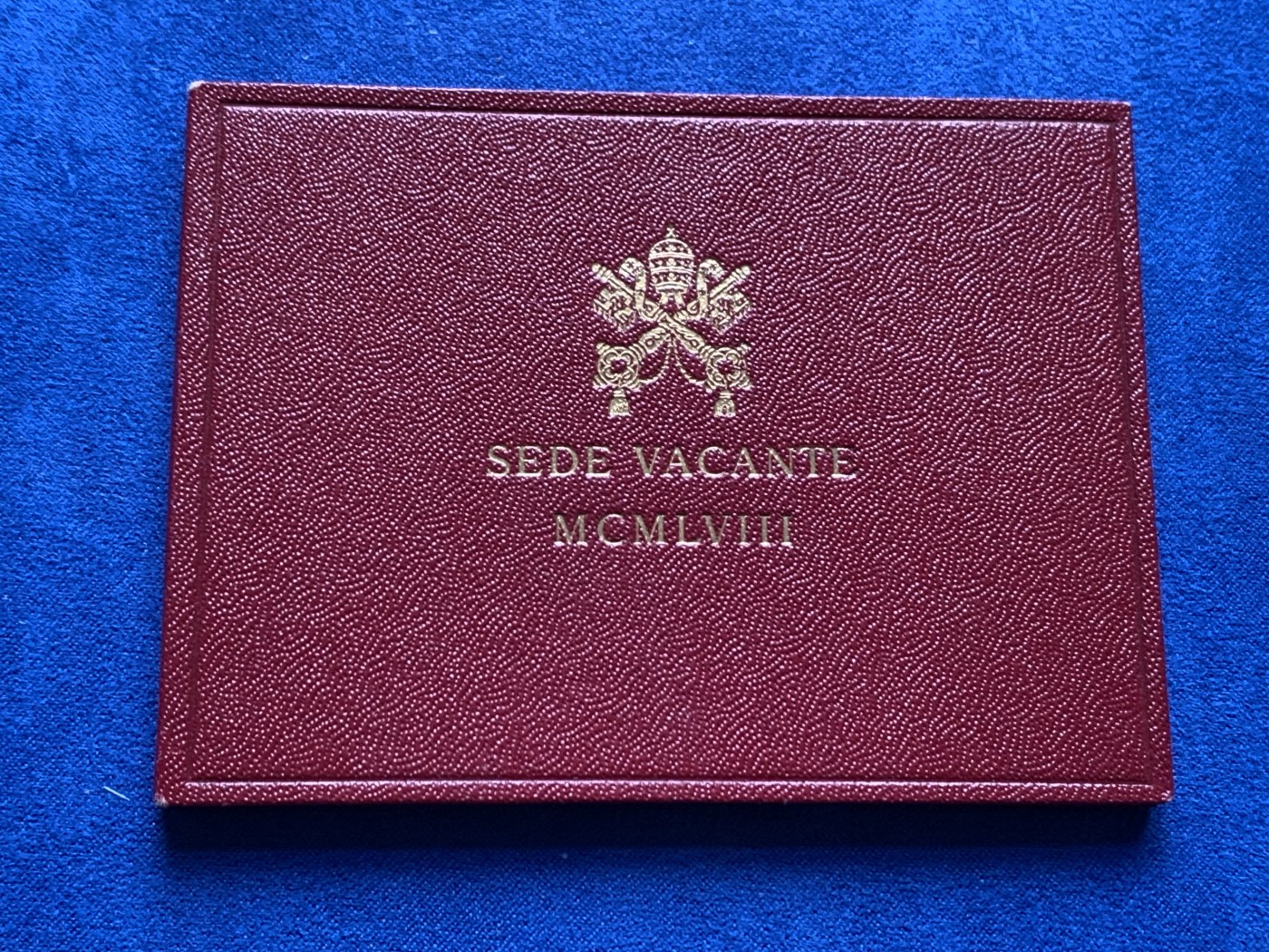 《竞宝斋》第205场-周日，周一 2场 (全场包邮) 梵蒂冈1958年500里拉缺位币原卡册 紫色环彩很耐看