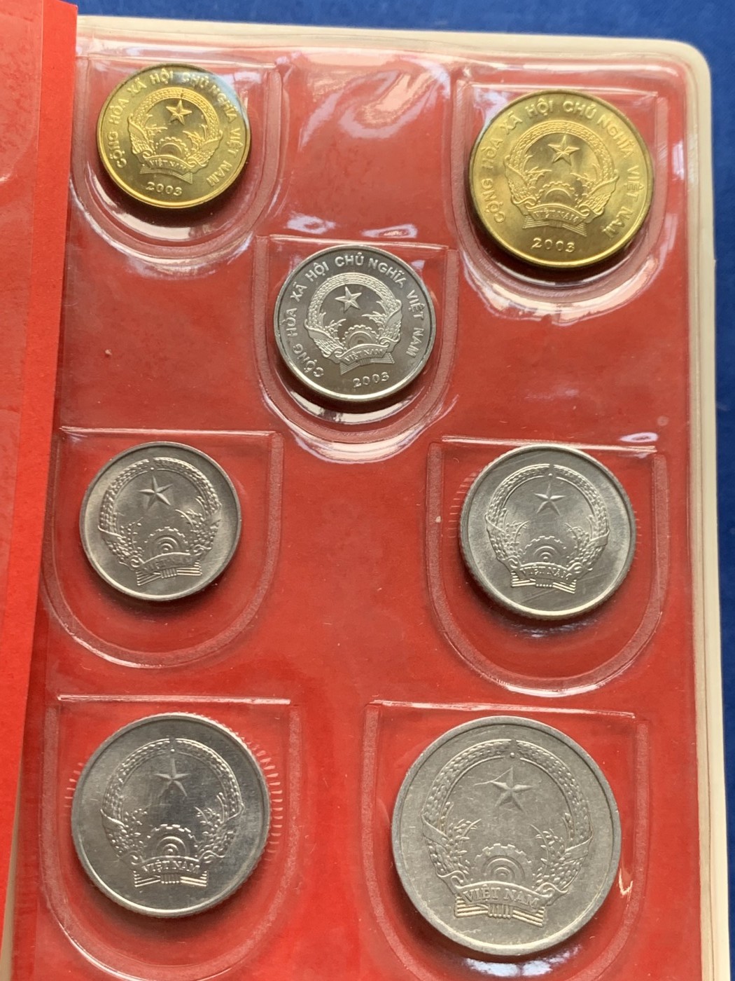 《竞宝斋》第205场-周日，周一 2场 (全场包邮) 越南 7枚装 套币 比较少见的装帧方式 年份 状态 请见图