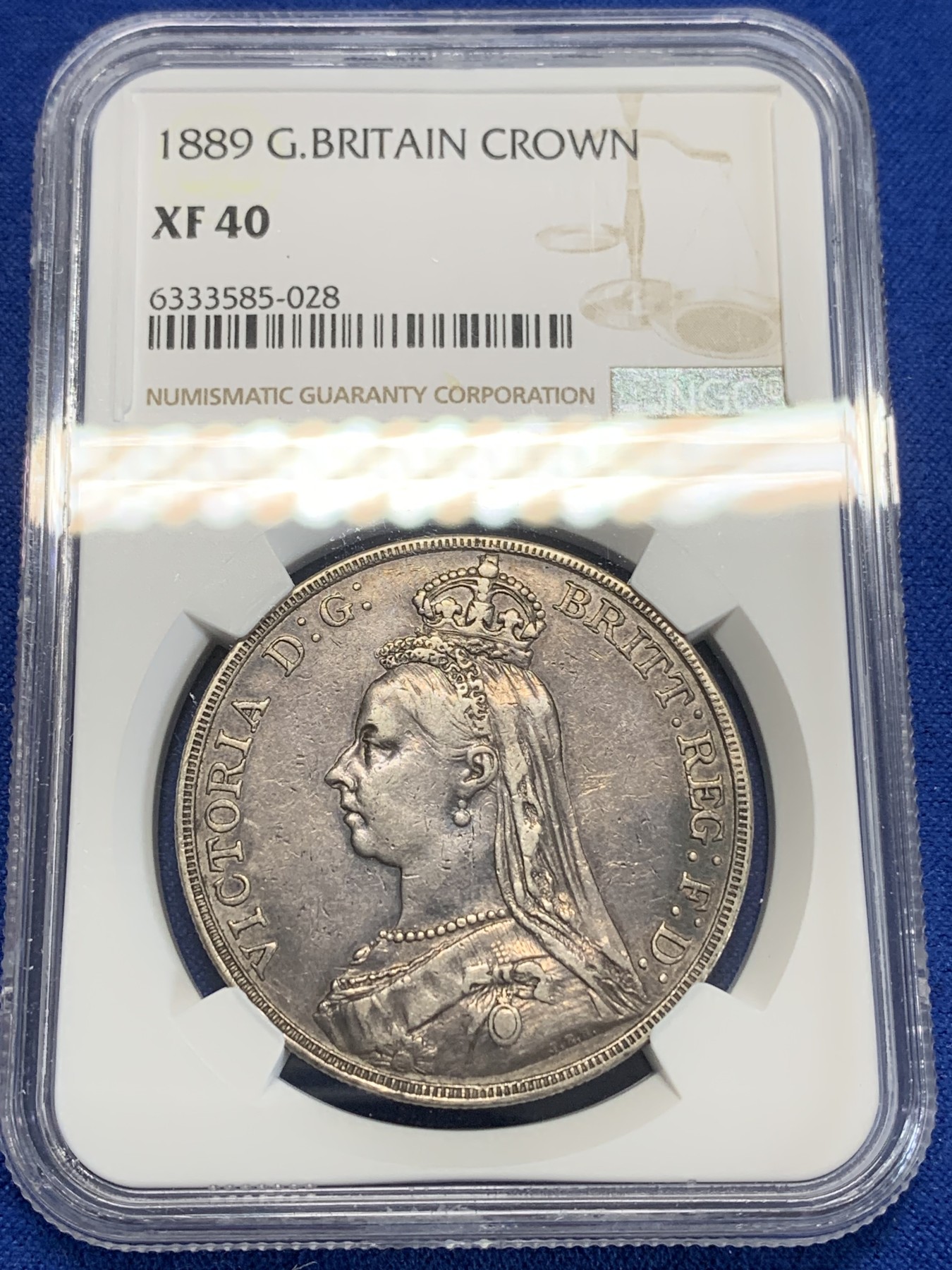 《竞宝斋》第205场-周日，周一 2场 (全场包邮) NGC-XF40 1889年英国维多利亚女王高冠马剑大银币，正反面黑色包浆，轻度磨损