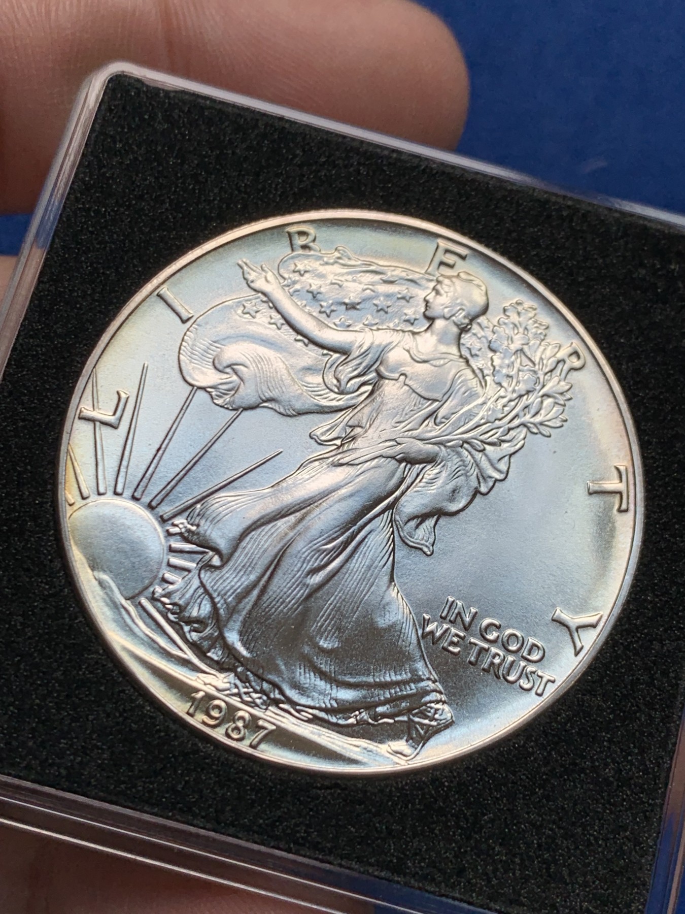 《竞宝斋》第205场-周日，周一 2场 (全场包邮) 1987年美国行走女神1盎司31.1克纯银币 背面绝美紫金环彩 无划痕 无斑点 品相无可挑剔