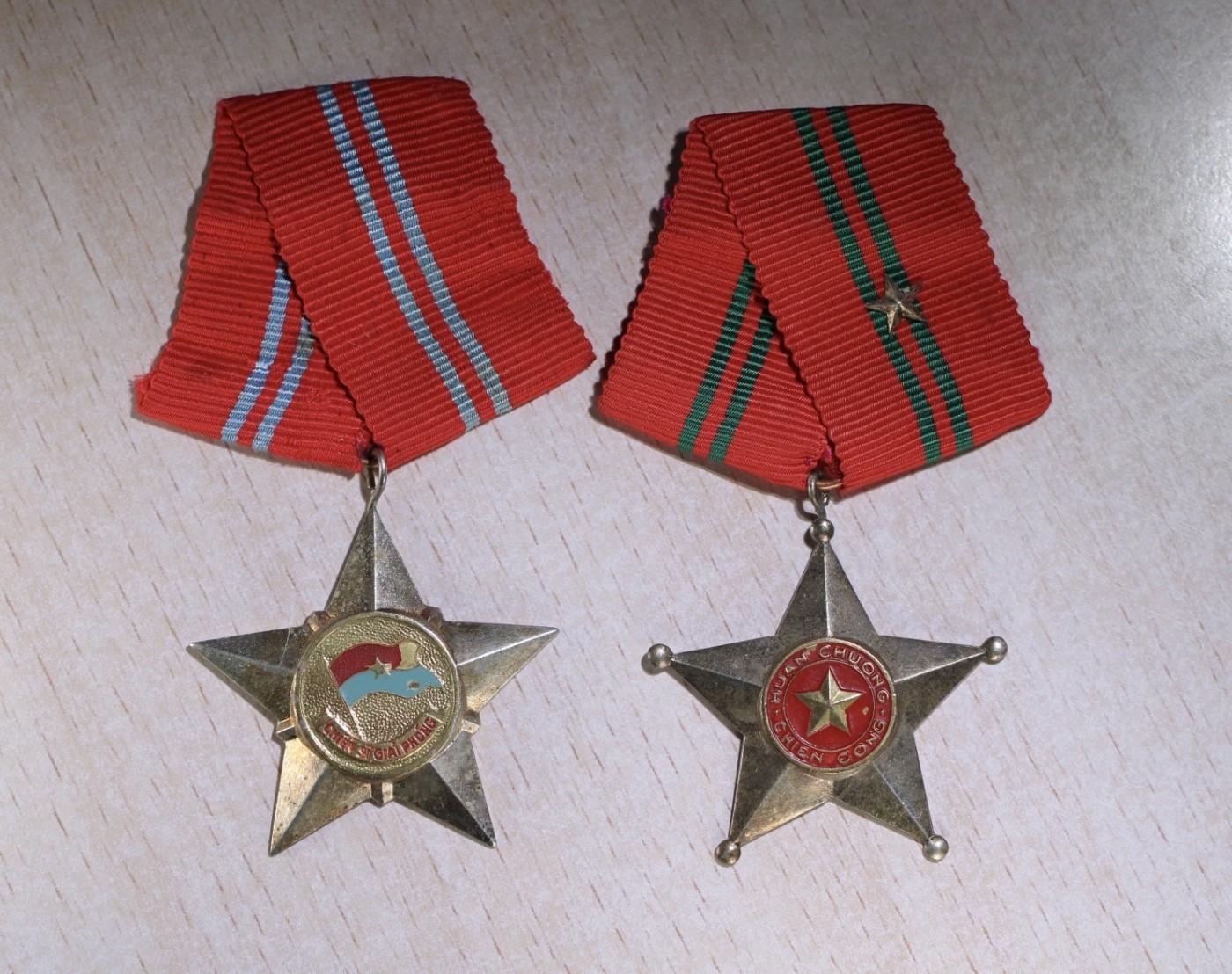 大猫徽章拍卖第234期  越南南方解放阵线（越共）二级解放战士勋章 越南民主共和国（北越）三级战功勋章