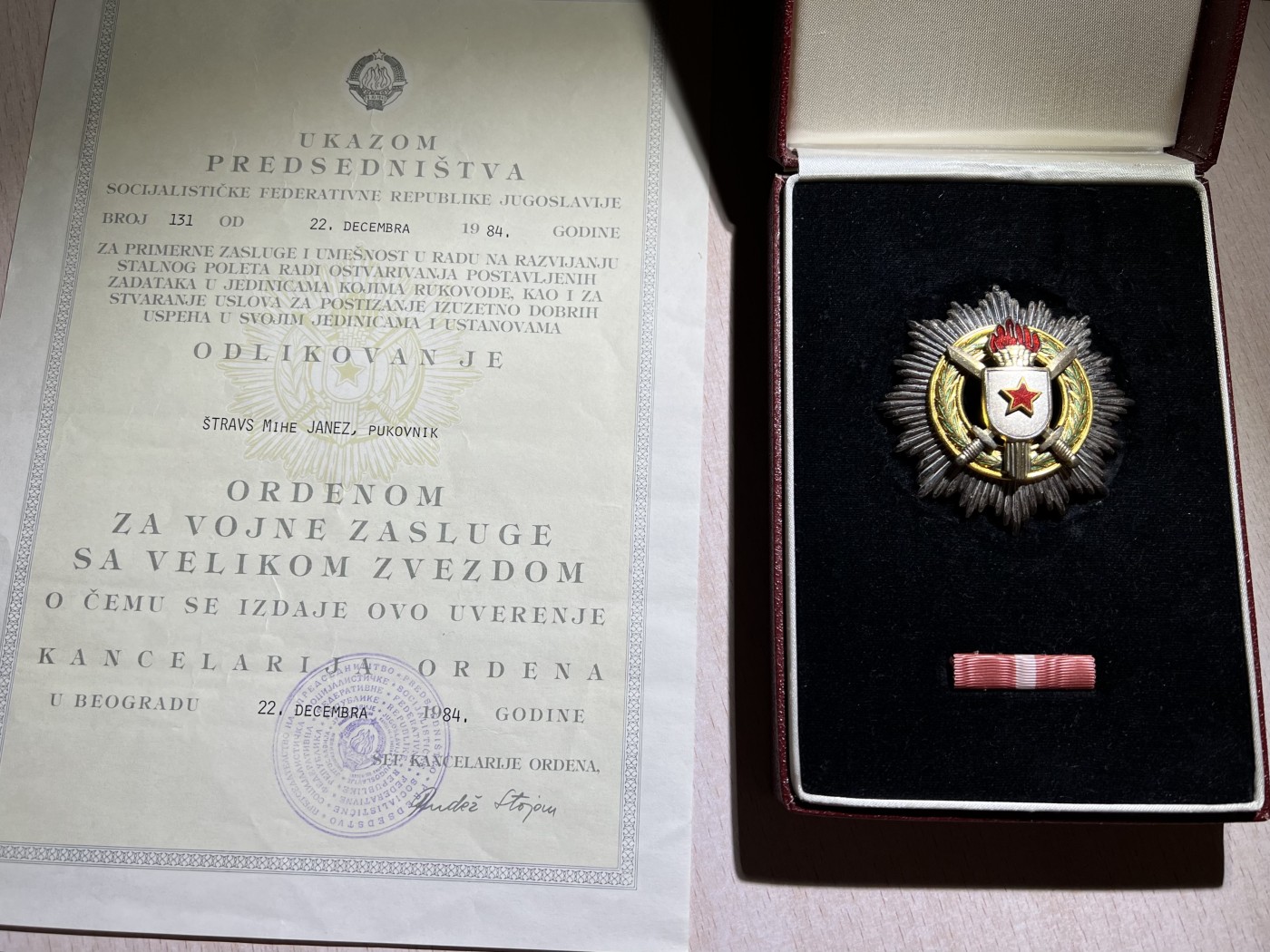 大猫徽章拍卖第234期  南斯拉夫 人民军勋章 军事功勋勋章一组 原证书 大证书是一级军事功勋的 同一人获得