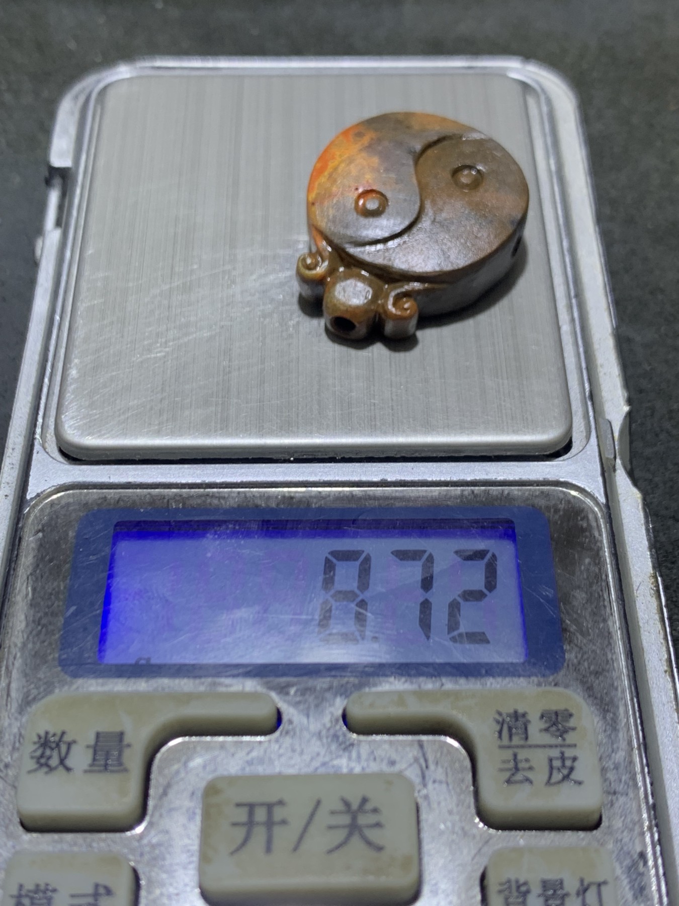 精美亚光战国红玛瑙手工俏色巧雕太极阴阳鱼一体佛头三通一个