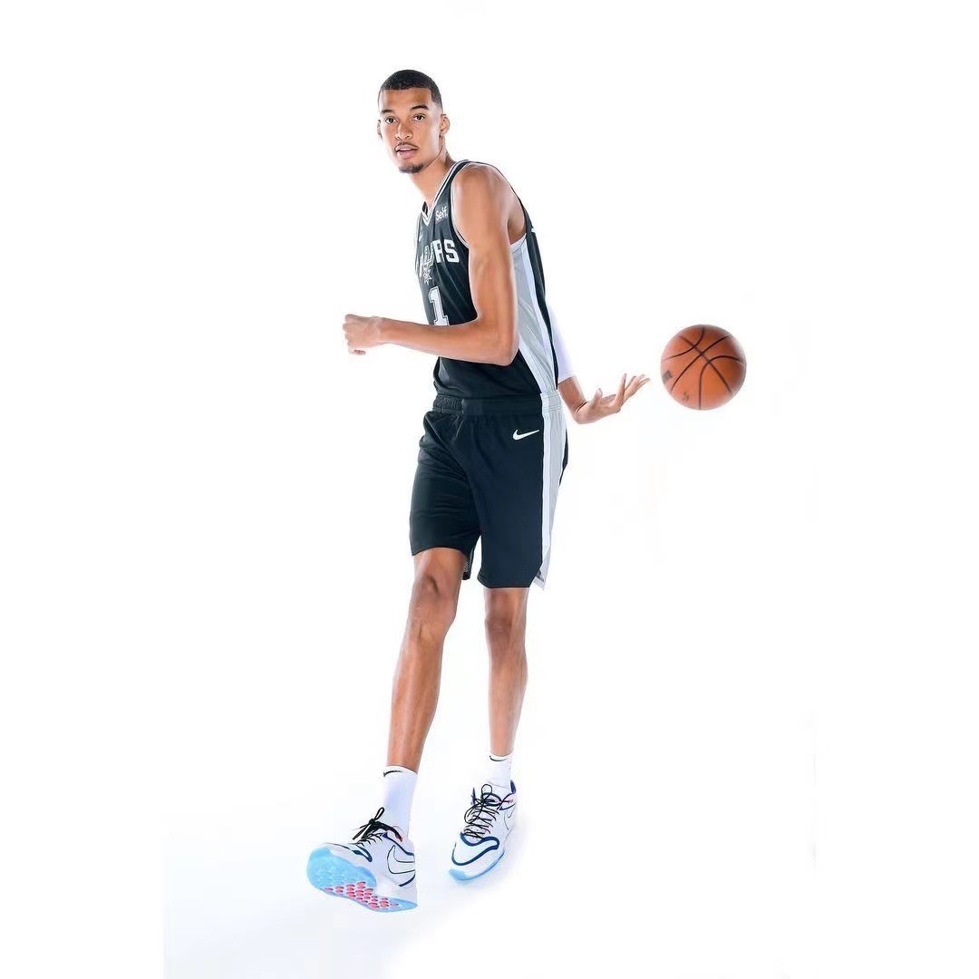 零元拍：未来NBA新王顶级候选人维克托-文班亚马选秀第一顺位铭文签圣安东尼奥HWC平沿帽，愿大家成为自己的No.1