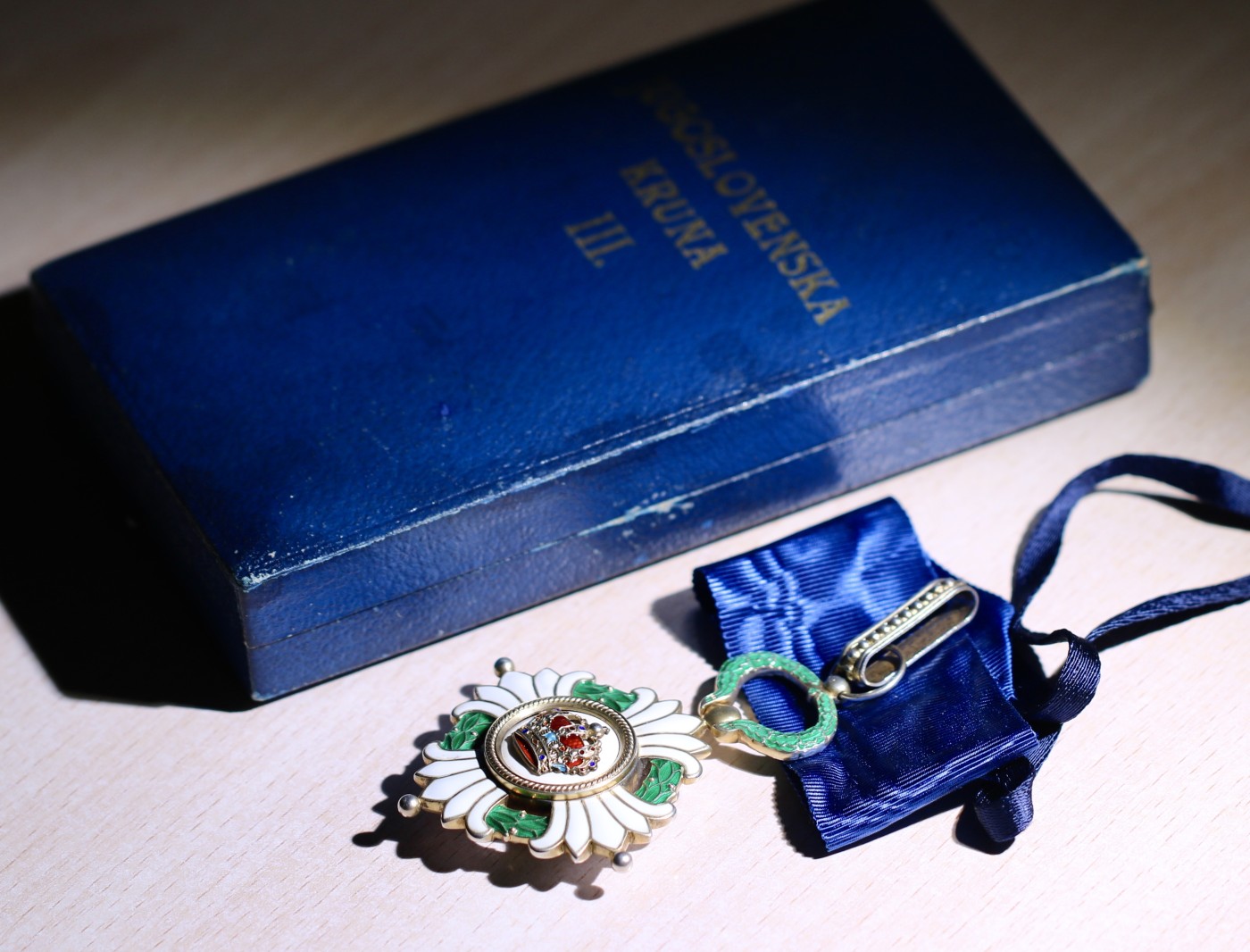 大猫徽章拍卖第234期  南斯拉夫皇冠勋章 原盒三级