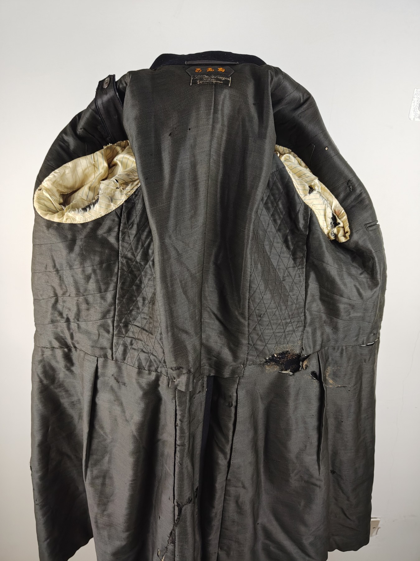 全场0元起拍 第99期 咸鱼国勋章拍卖专场 10月15日（周日）下午6：00开始 原品日本ww2时期，海军參謀少佐通常礼服 带饰绪孔 带肩章（肩章非原配）胸围102 肩宽44 衣长94 袖长54