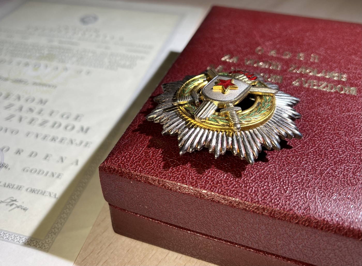 大猫徽章拍卖第234期  南斯拉夫 人民军勋章 军事功勋勋章一组 原证书 大证书是一级军事功勋的 同一人获得