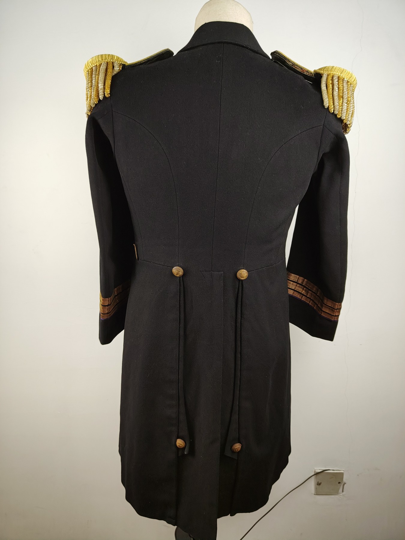 全场0元起拍 第99期 咸鱼国勋章拍卖专场 10月15日（周日）下午6：00开始 原品日本ww2时期，海军參謀少佐通常礼服 带饰绪孔 带肩章（肩章非原配）胸围102 肩宽44 衣长94 袖长54