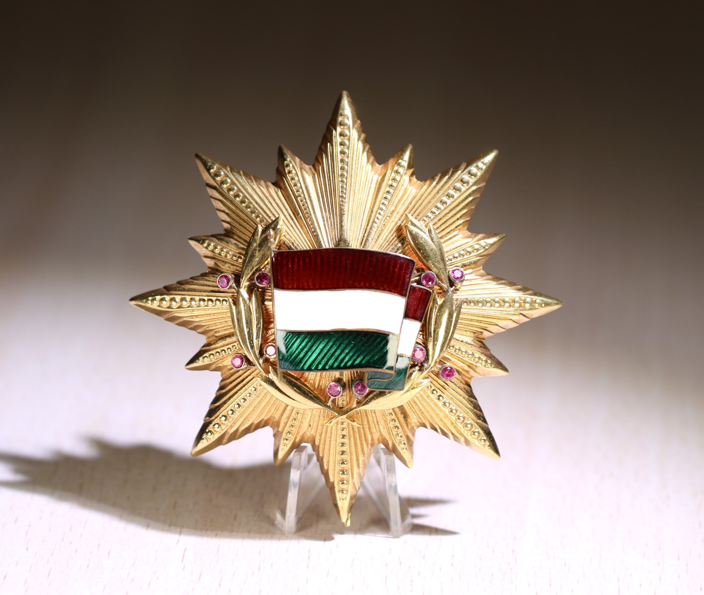 大猫徽章拍卖第234期  匈牙利一级国旗勋章 红宝石饰 非原盒