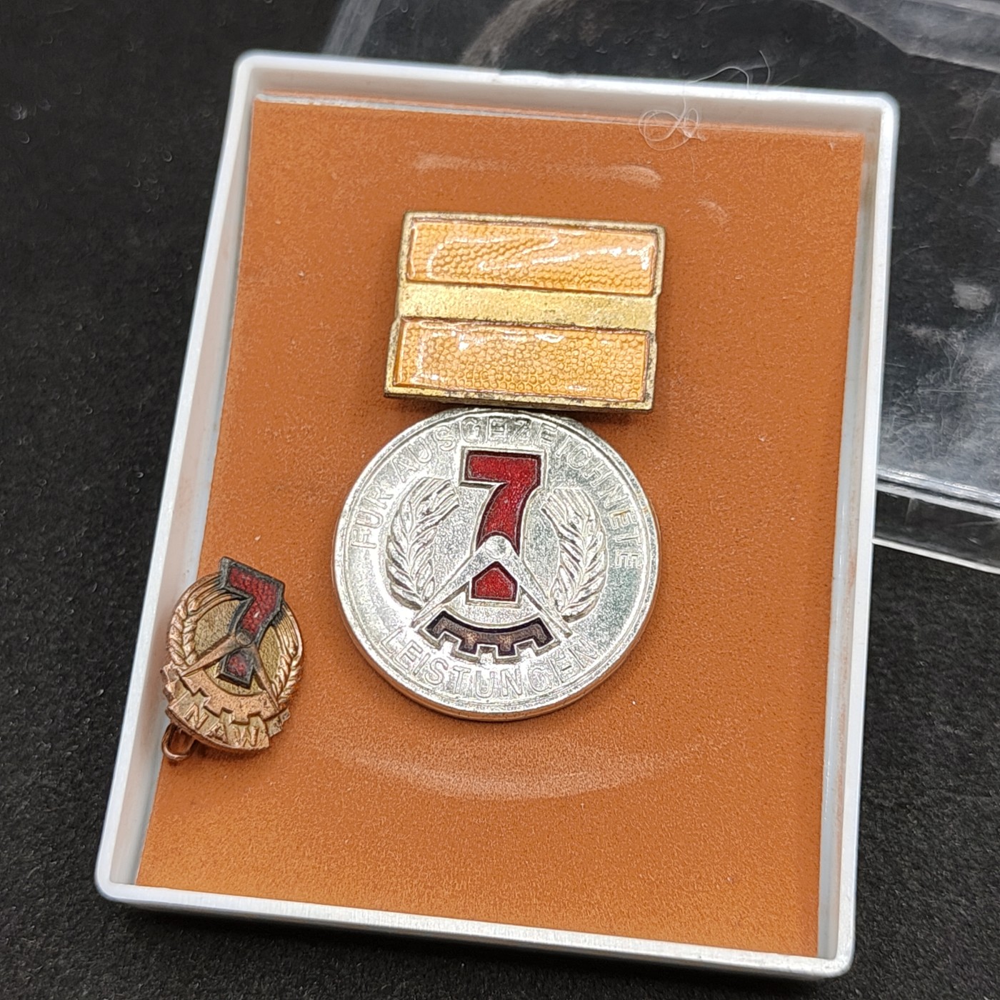 全场0元起拍 第99期 咸鱼国勋章拍卖专场 10月15日（周日）下午6：00开始 东德七年计划积极份子奖章带盒略