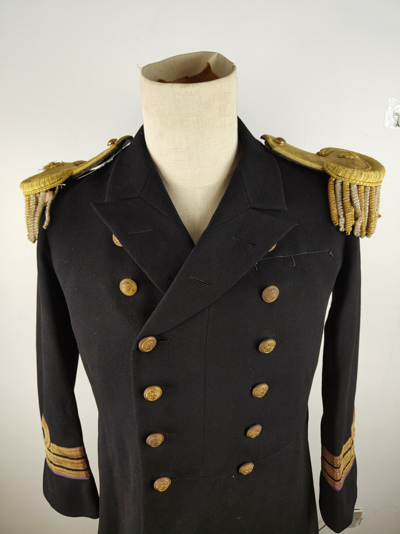 全场0元起拍 第99期 咸鱼国勋章拍卖专场 10月15日（周日）下午6：00开始 原品日本ww2时期，海军參謀少佐通常礼服 带饰绪孔 带肩章（肩章非原配）胸围102 肩宽44 衣长94 袖长54