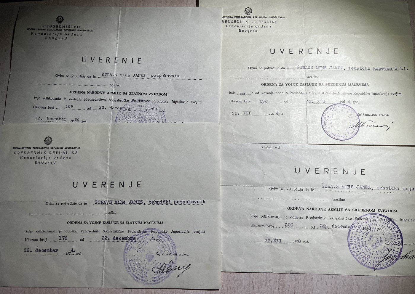 大猫徽章拍卖第234期  南斯拉夫 人民军勋章 军事功勋勋章一组 原证书 大证书是一级军事功勋的 同一人获得