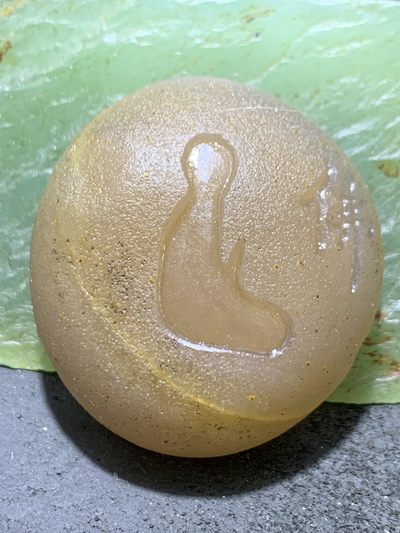 精美原皮高玉化冻料蒙料战国红玛瑙手工影雕工艺一心向佛随形把件，吊坠一个， - 精美原皮高玉化冻料蒙料战国红玛瑙手工影雕工艺一心向佛随形把件，吊坠一个，