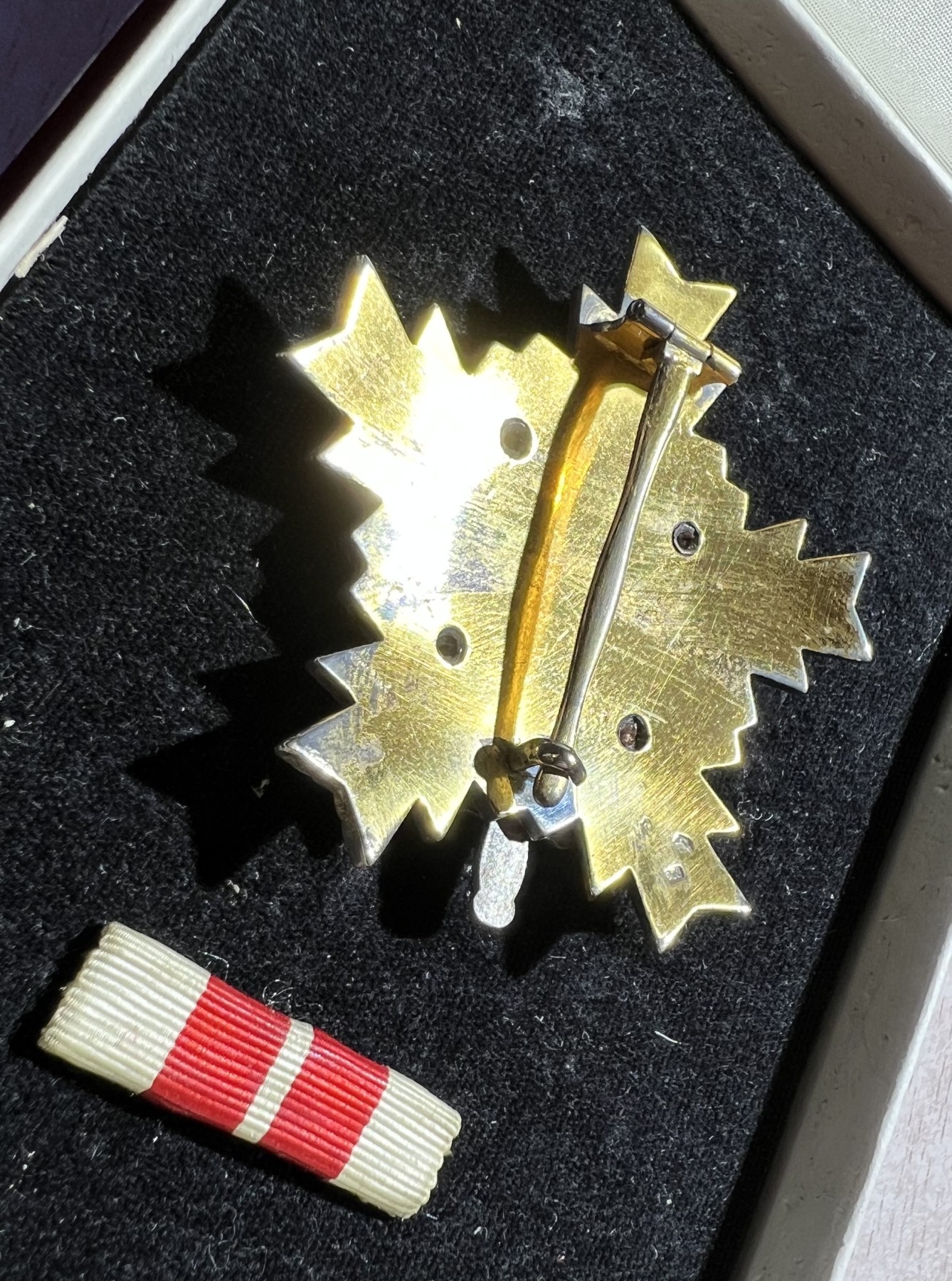 大猫徽章拍卖第234期  南斯拉夫 人民军勋章 军事功勋勋章一组 原证书 大证书是一级军事功勋的 同一人获得