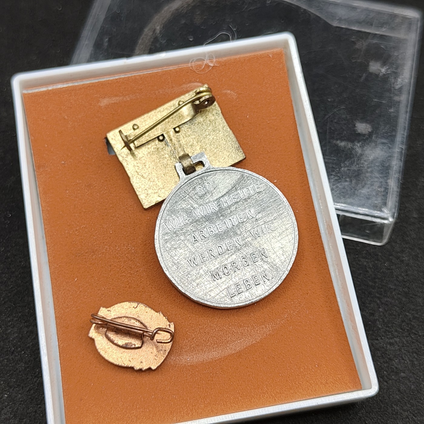 全场0元起拍 第99期 咸鱼国勋章拍卖专场 10月15日（周日）下午6：00开始 东德七年计划积极份子奖章带盒略