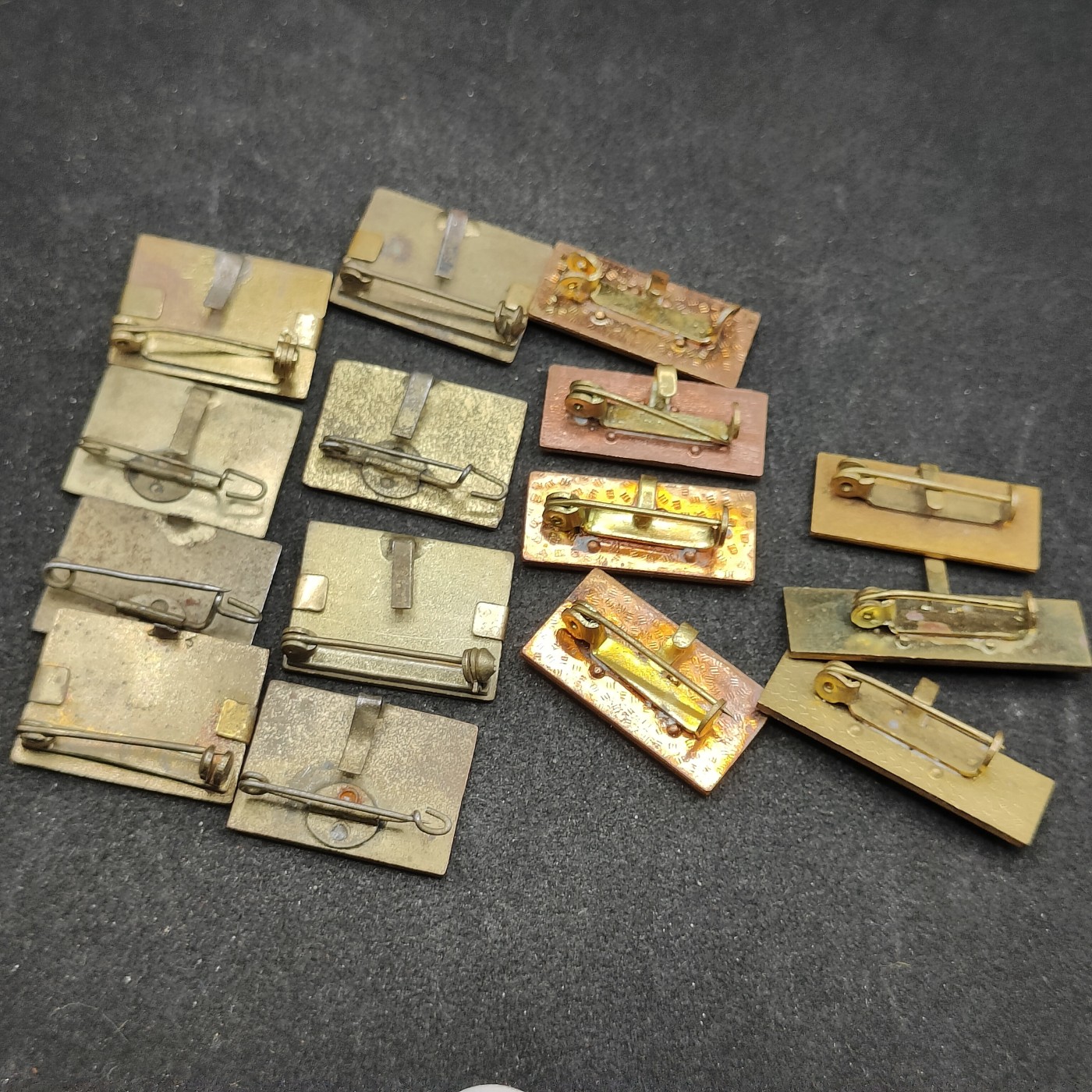 全场0元起拍 第99期 咸鱼国勋章拍卖专场 10月15日（周日）下午6：00开始 东德珐琅略 15个