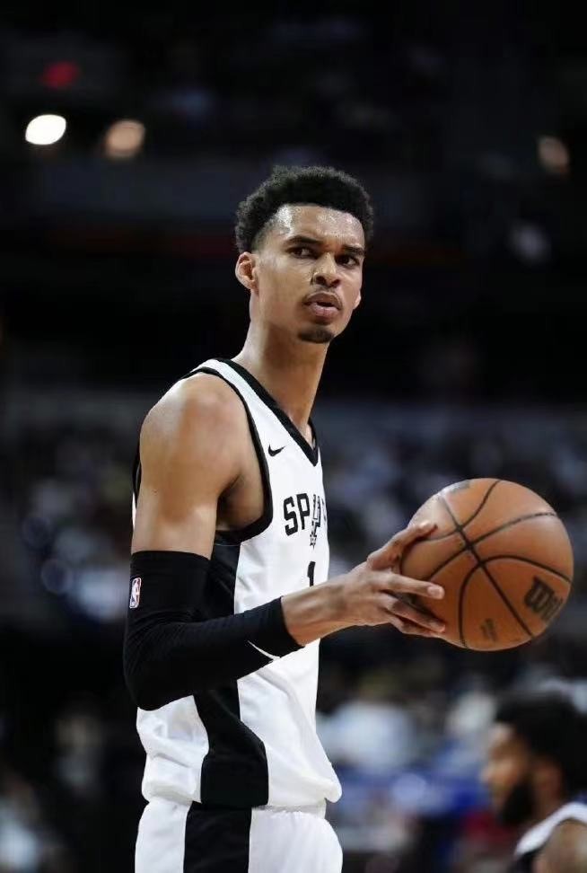 零元拍：未来NBA新王顶级候选人维克托-文班亚马选秀第一顺位铭文签圣安东尼奥HWC平沿帽，愿大家成为自己的No.1