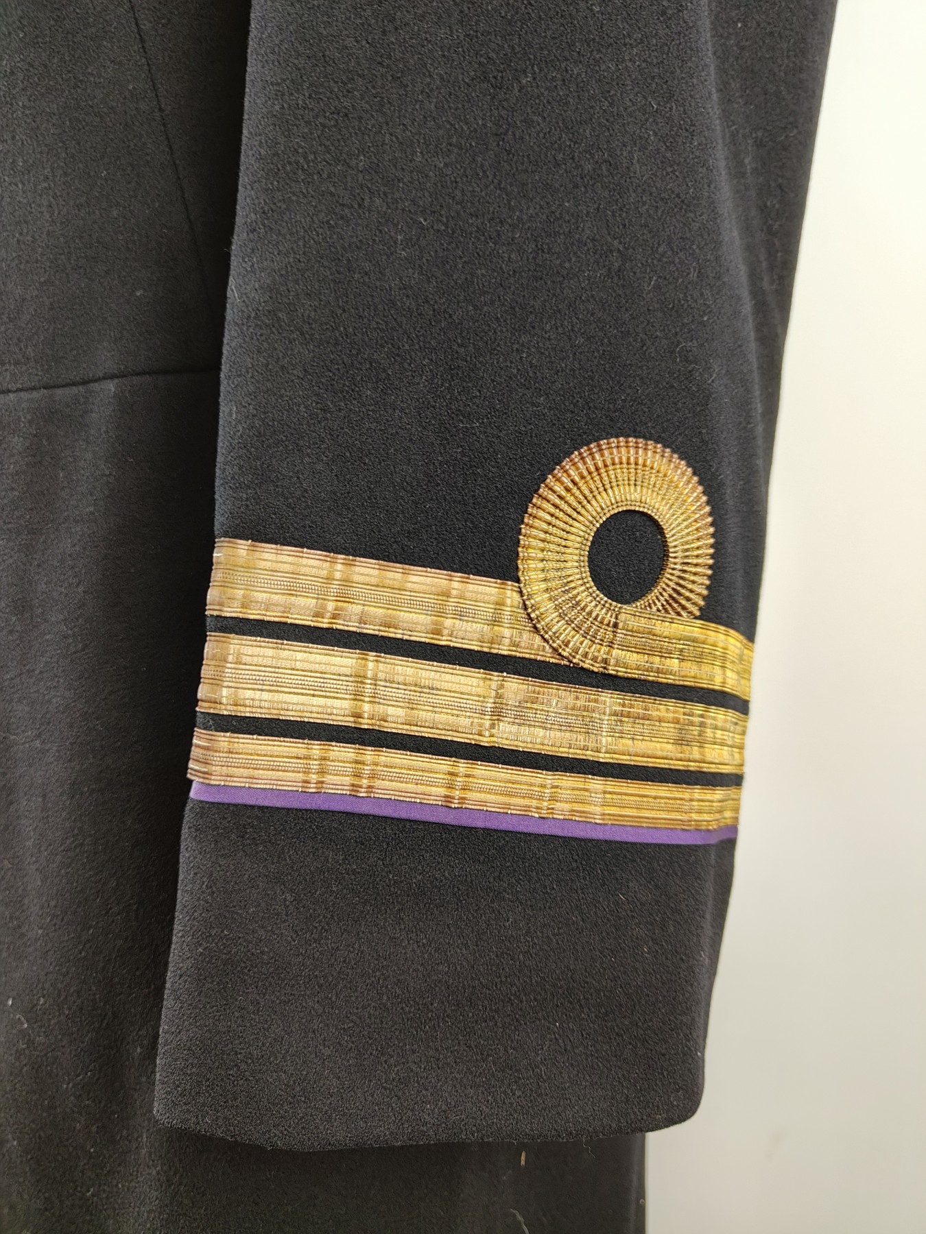 全场0元起拍 第99期 咸鱼国勋章拍卖专场 10月15日（周日）下午6：00开始 原品日本ww2时期，海军參謀少佐通常礼服 带饰绪孔 带肩章（肩章非原配）胸围102 肩宽44 衣长94 袖长54