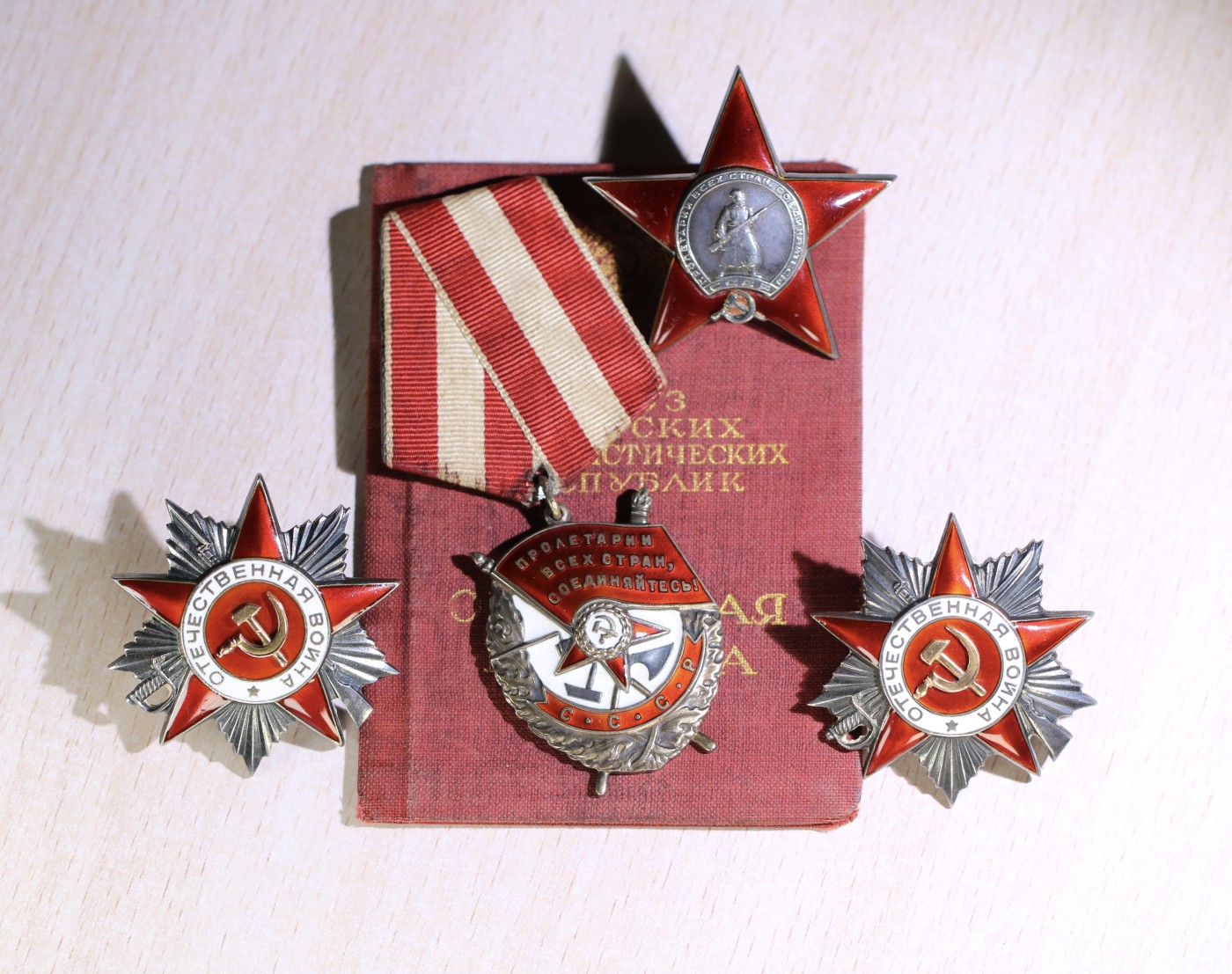 大猫徽章拍卖第234期  苏联双二卫红星套 状态好 海军工程师 其中一个二卫是稀有魔鬼眼版