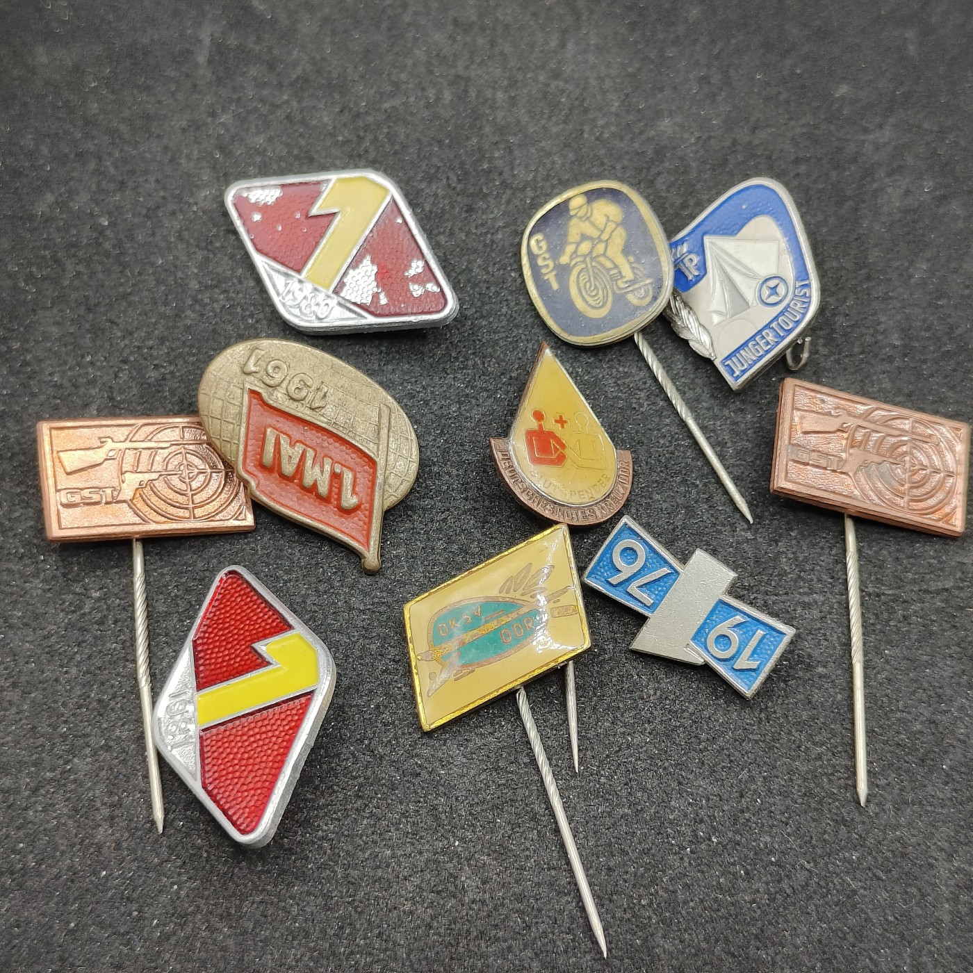 全场0元起拍 第99期 咸鱼国勋章拍卖专场 10月15日（周日）下午6：00开始 东德徽章10个