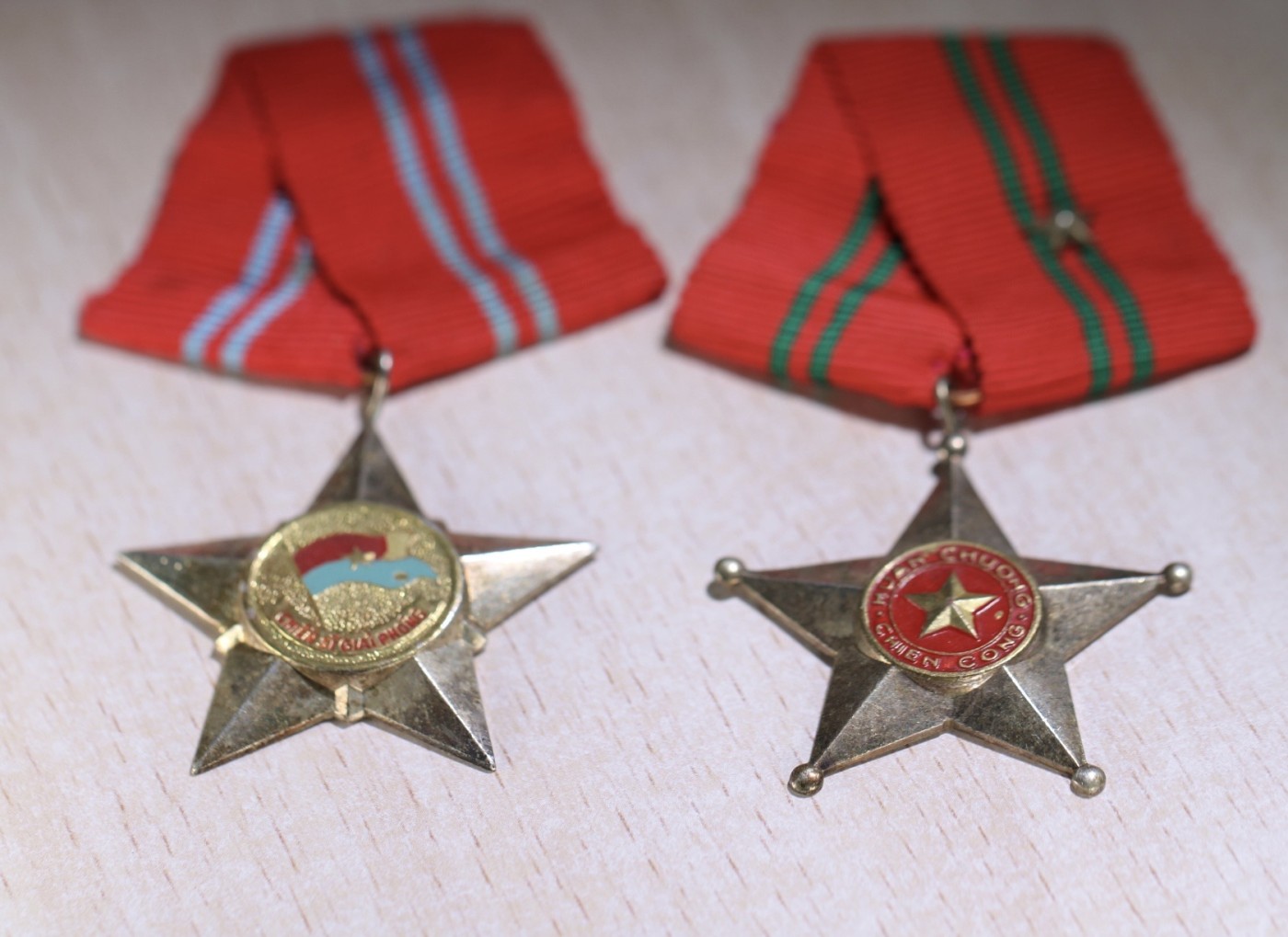 大猫徽章拍卖第234期  越南南方解放阵线（越共）二级解放战士勋章 越南民主共和国（北越）三级战功勋章