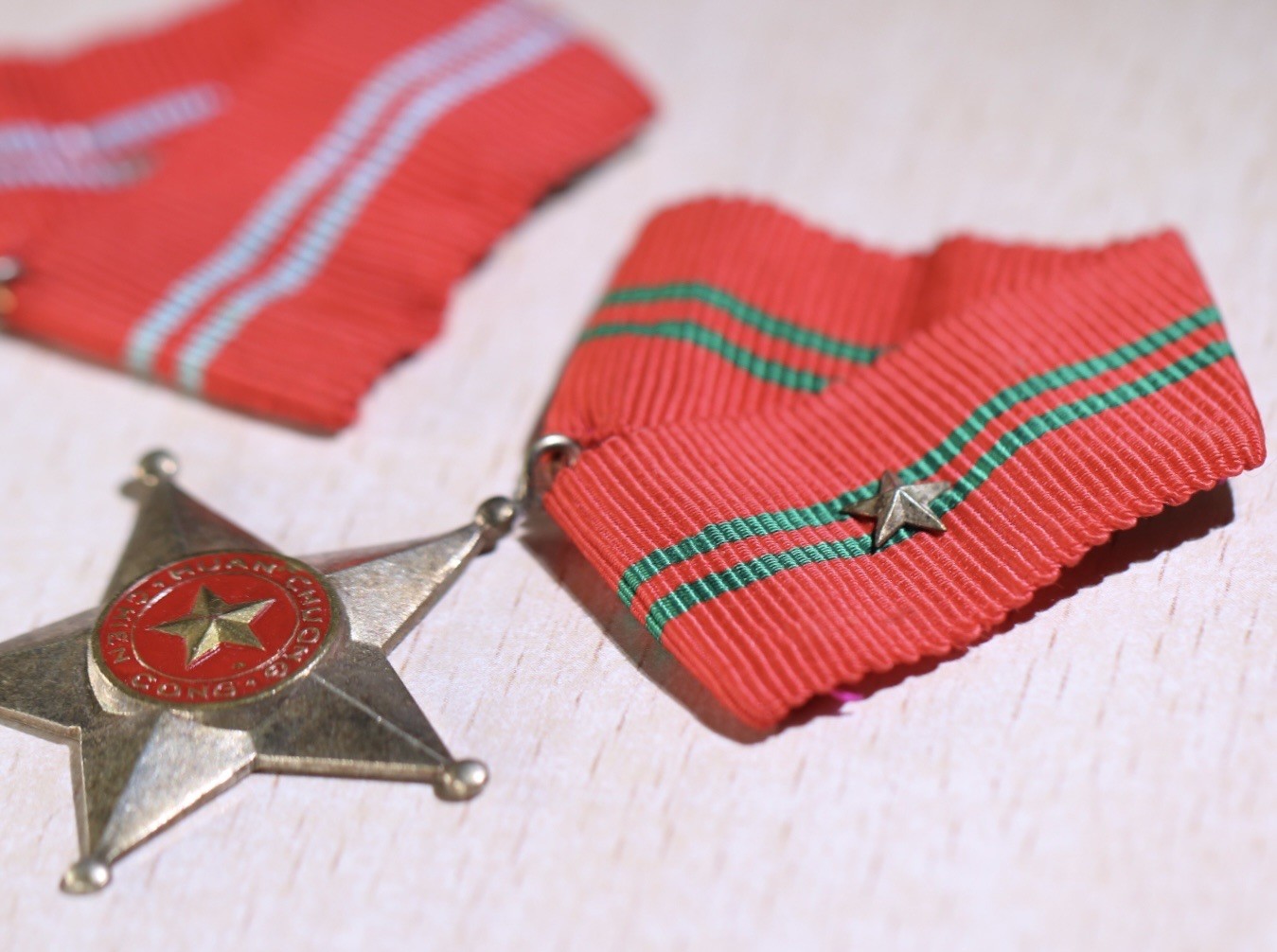 大猫徽章拍卖第234期  越南南方解放阵线（越共）二级解放战士勋章 越南民主共和国（北越）三级战功勋章