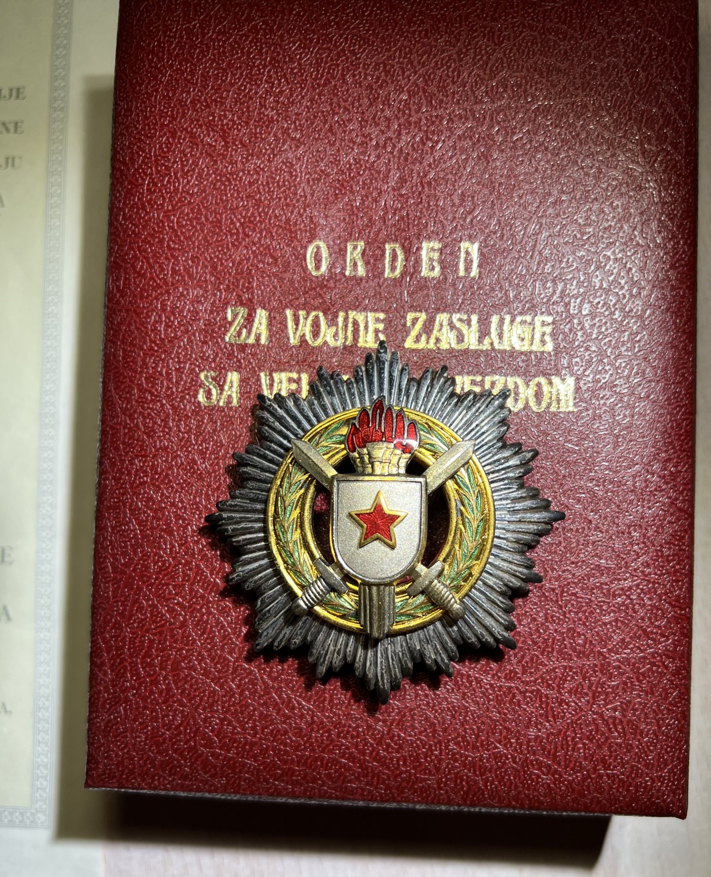 大猫徽章拍卖第234期  南斯拉夫 人民军勋章 军事功勋勋章一组 原证书 大证书是一级军事功勋的 同一人获得